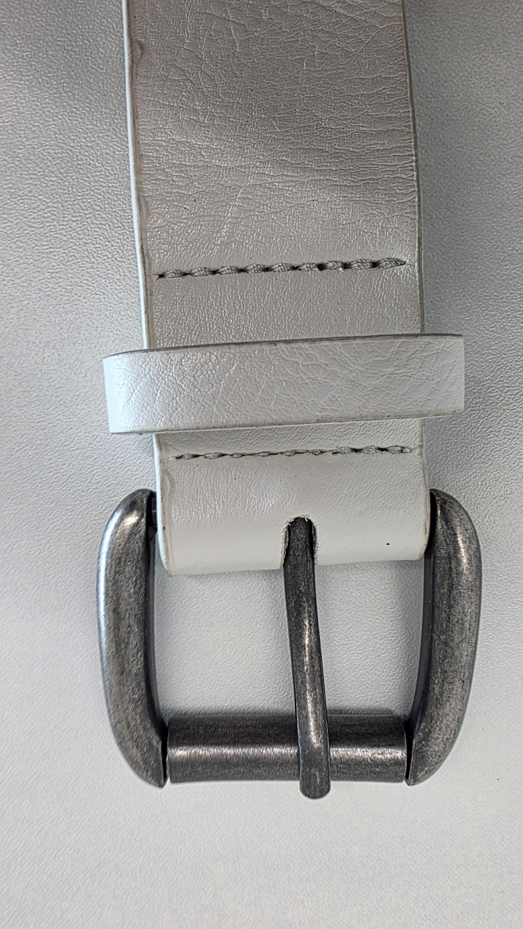 Ceinture blanche robuste et épaisse, croix et clous rivetés