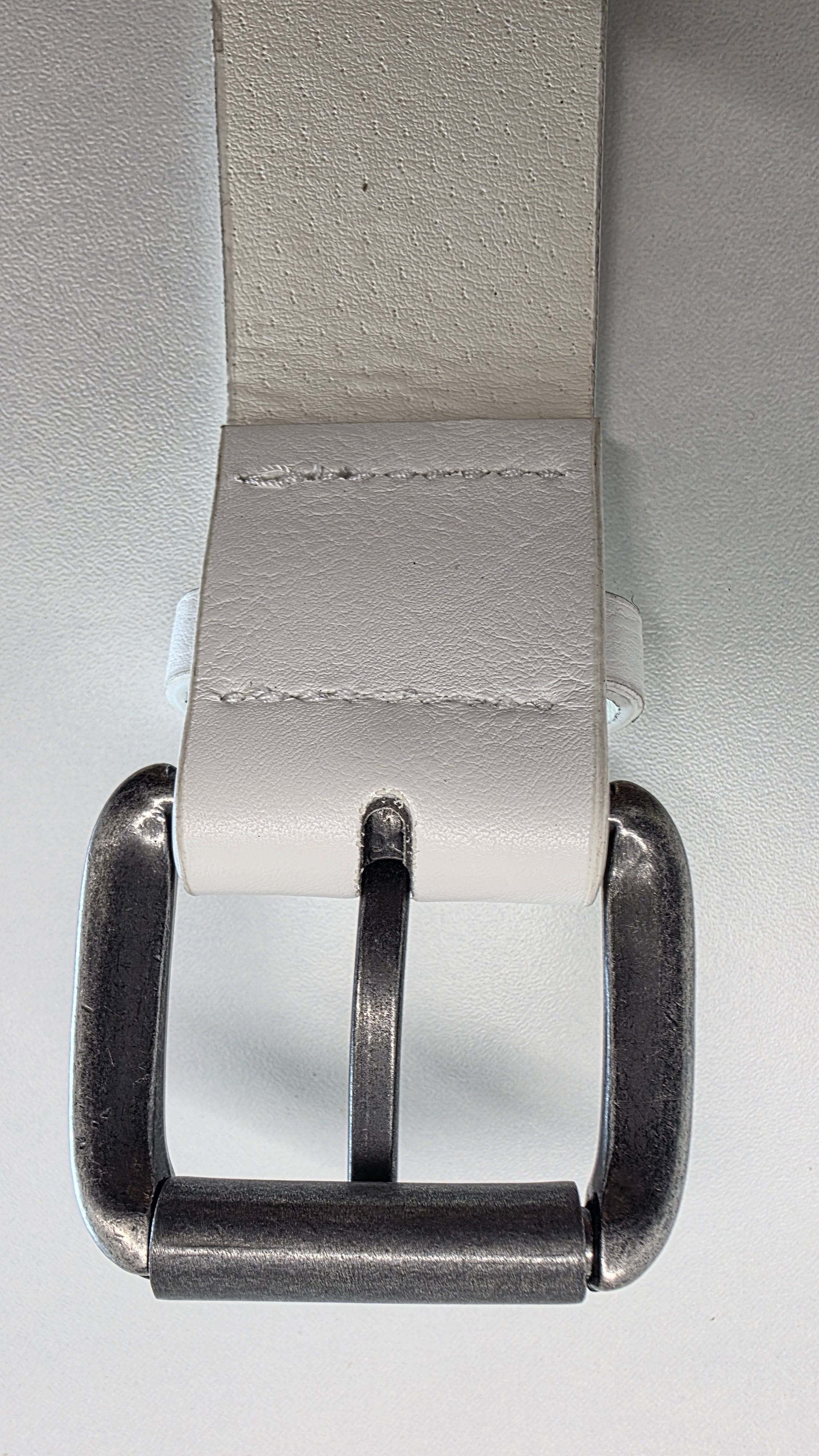 Ceinture blanche robuste et épaisse, croix et clous rivetés