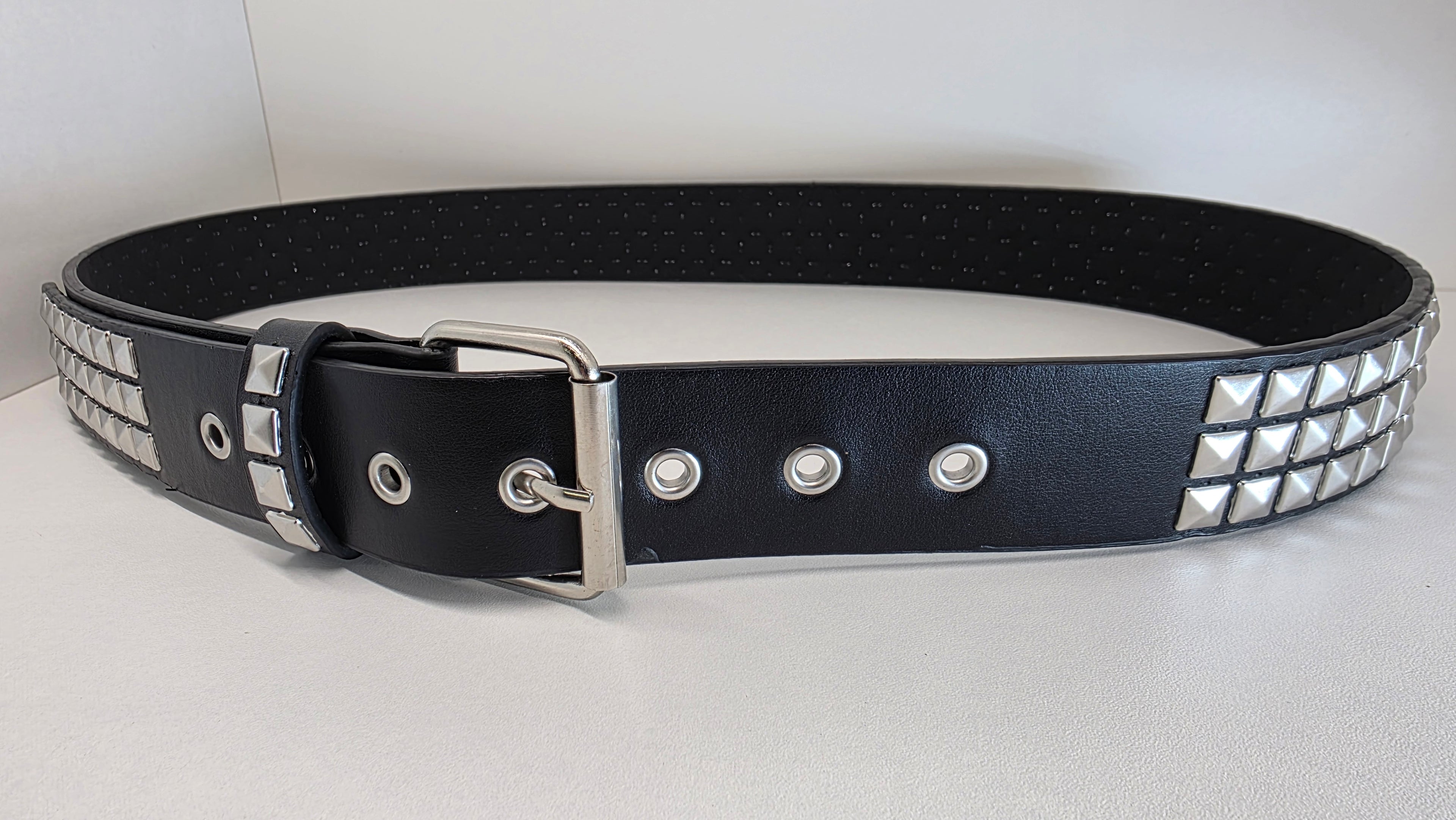 Ceinture noire robuste et épaisse, clous pyramidaux + 21 au bout