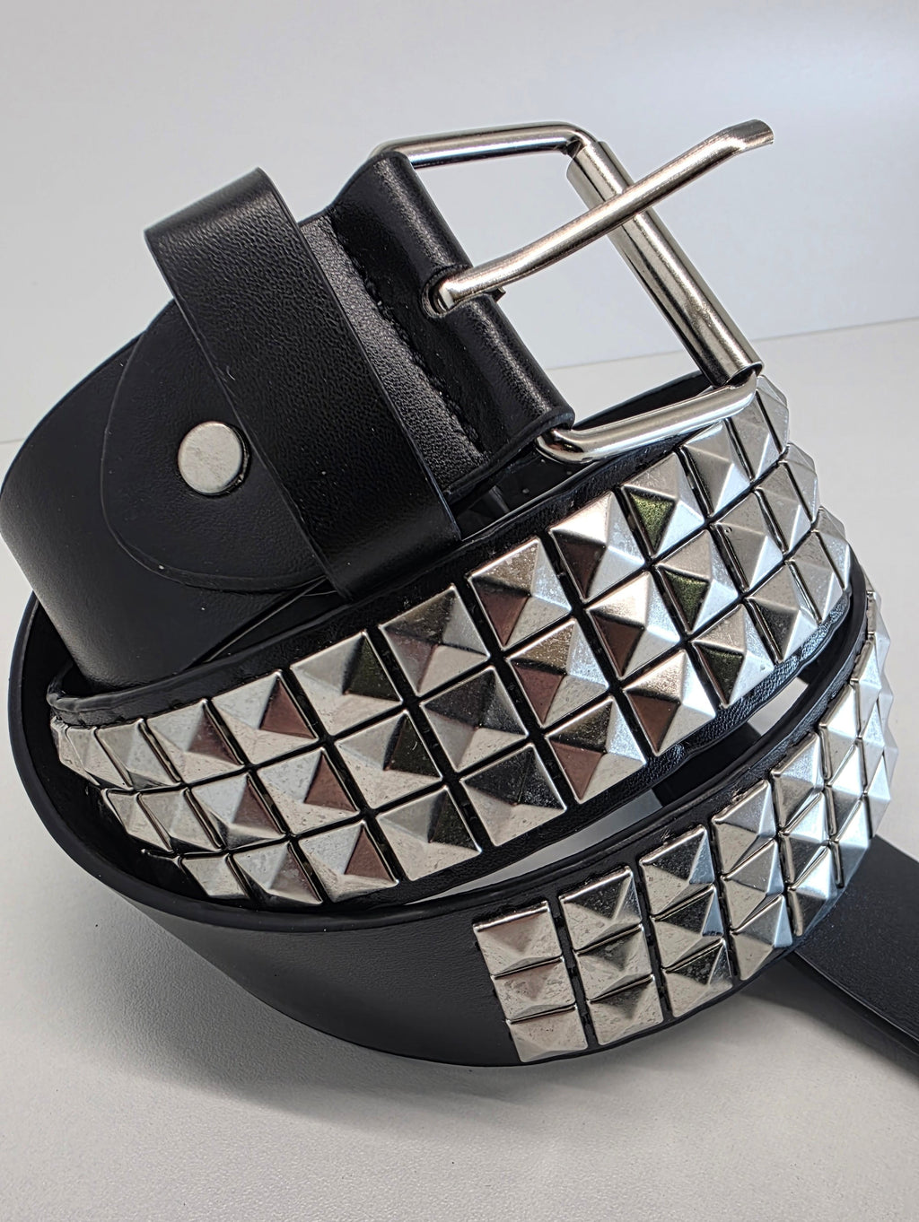 Ceinture noire cloutée 110 cm, clous pyramidaux 10 mm serrés, bout en pointe