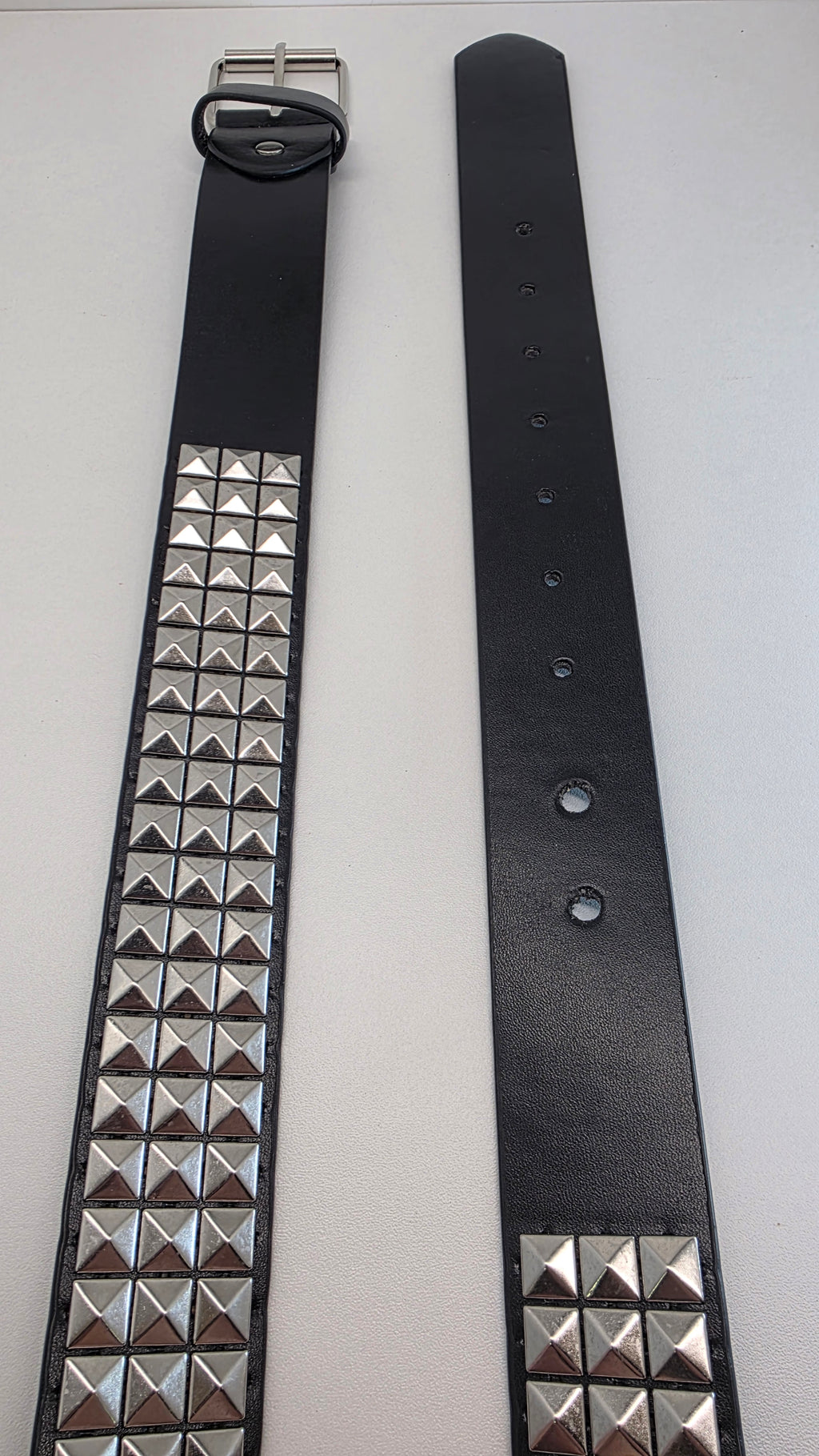 Ceinture noire cloutée 110 cm, clous pyramidaux 10 mm serrés, bout en pointe