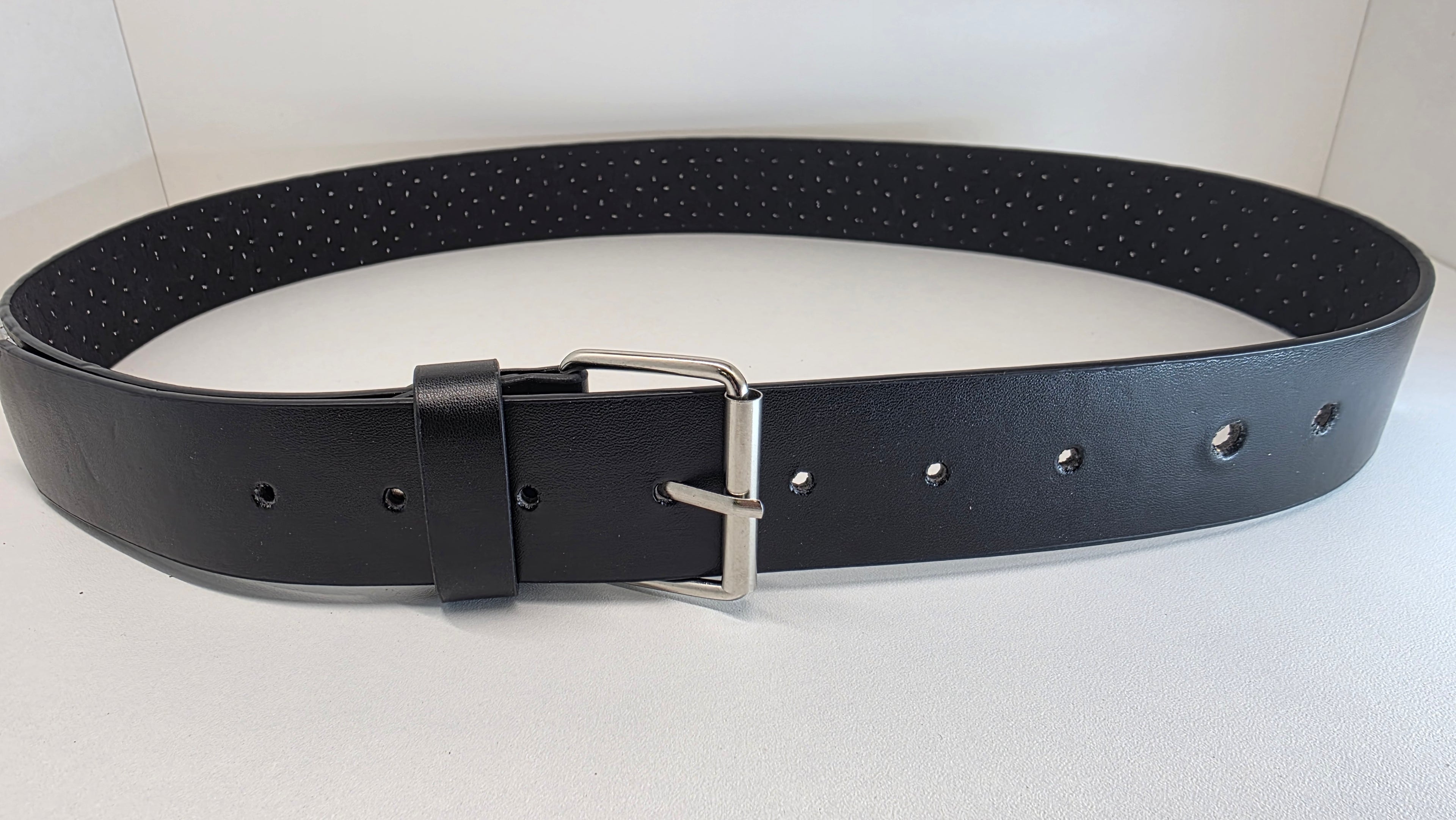 Ceinture noire cloutée 110 cm, clous pyramidaux 10 mm serrés, bout en pointe