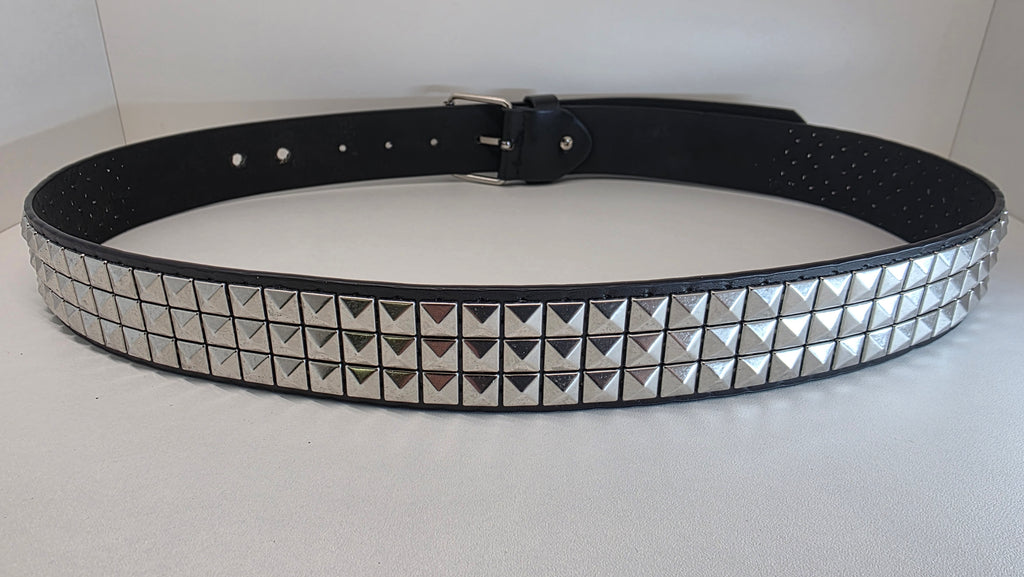 Ceinture noire cloutée 110 cm, clous pyramidaux 10 mm serrés, bout en pointe