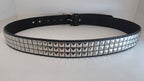 Ceinture noire cloutée 110 cm, clous pyramidaux 10 mm serrés, bout en pointe