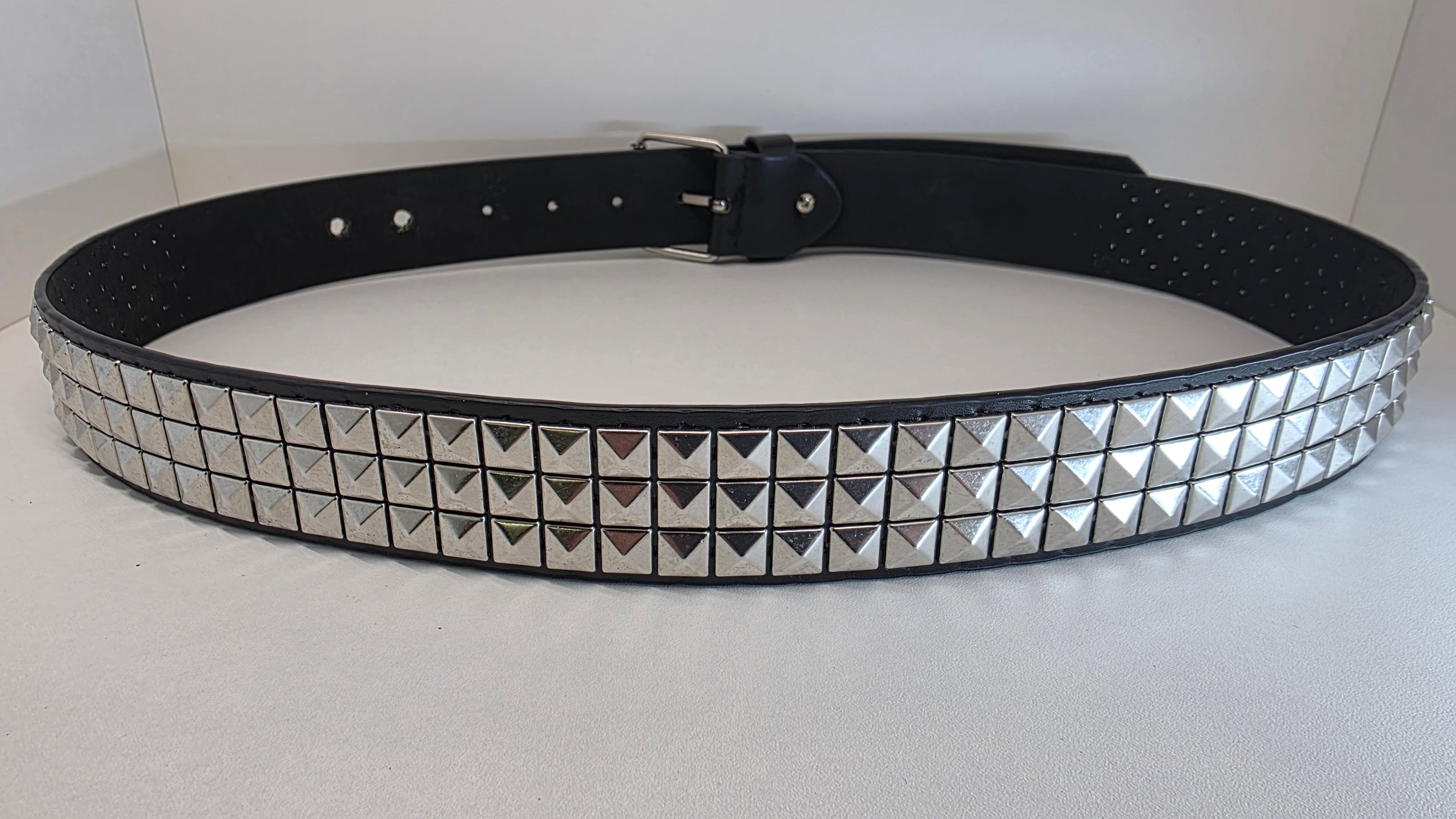 Ceinture noire cloutée 110 cm, clous pyramidaux 10 mm serrés, bout en pointe