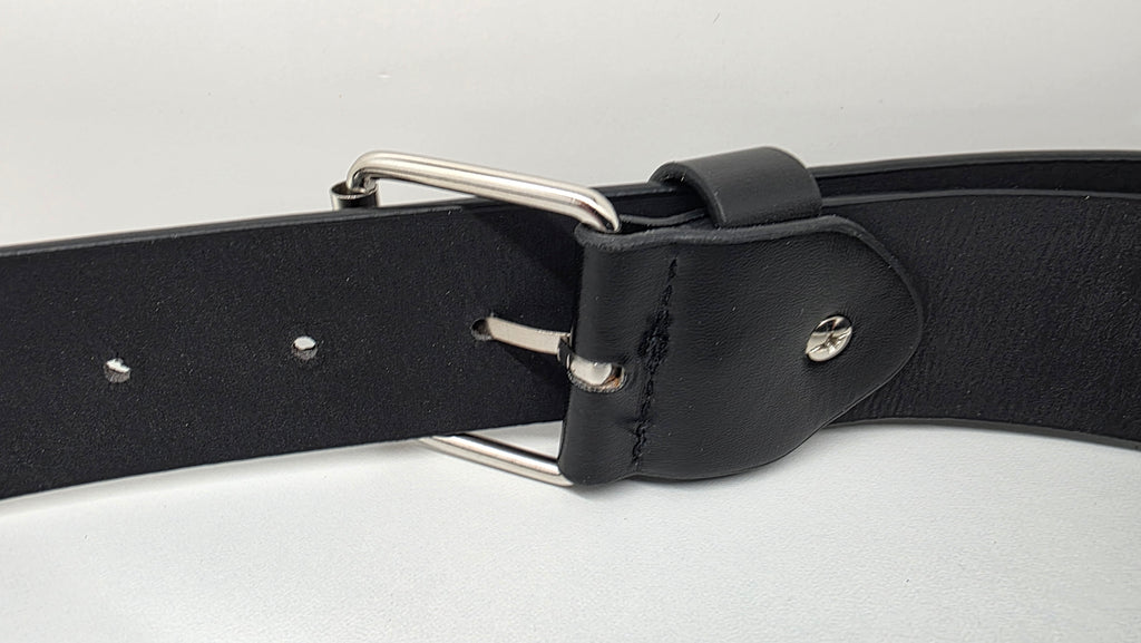 Ceinture noire cloutée 110 cm, clous pyramidaux 10 mm serrés, bout en pointe