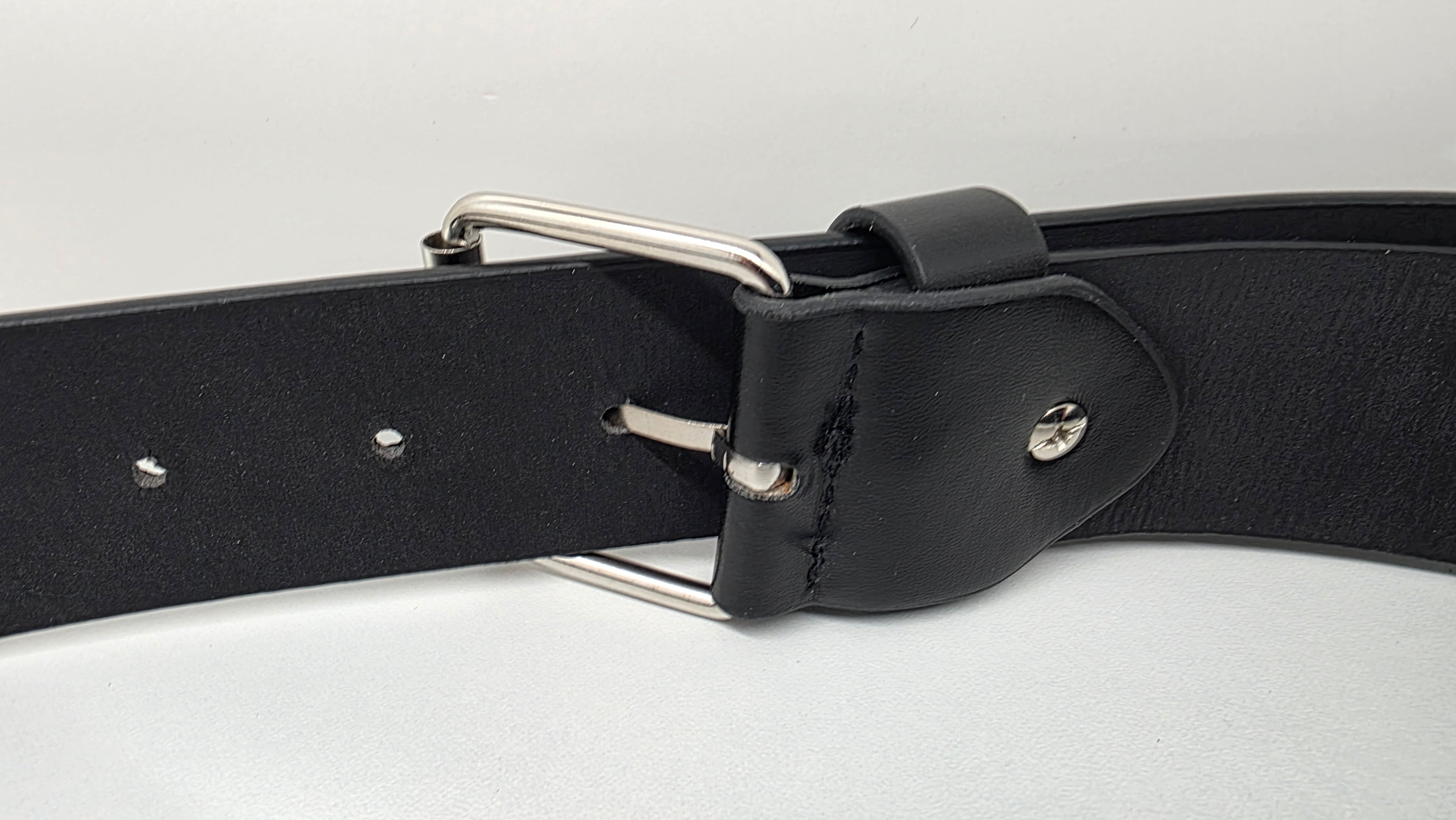 Ceinture noire cloutée 110 cm, clous pyramidaux 10 mm serrés, bout en pointe