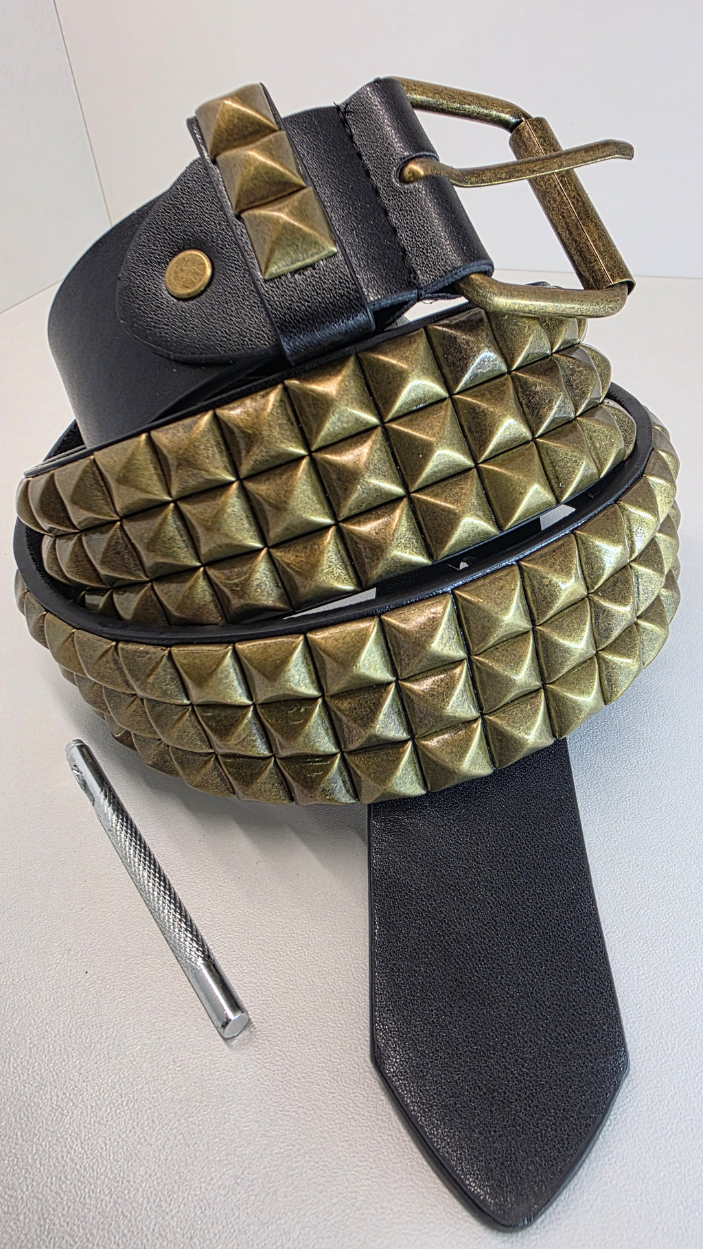 Ceinture noire 120 cm robuste et épaisse, clous serrés dorés