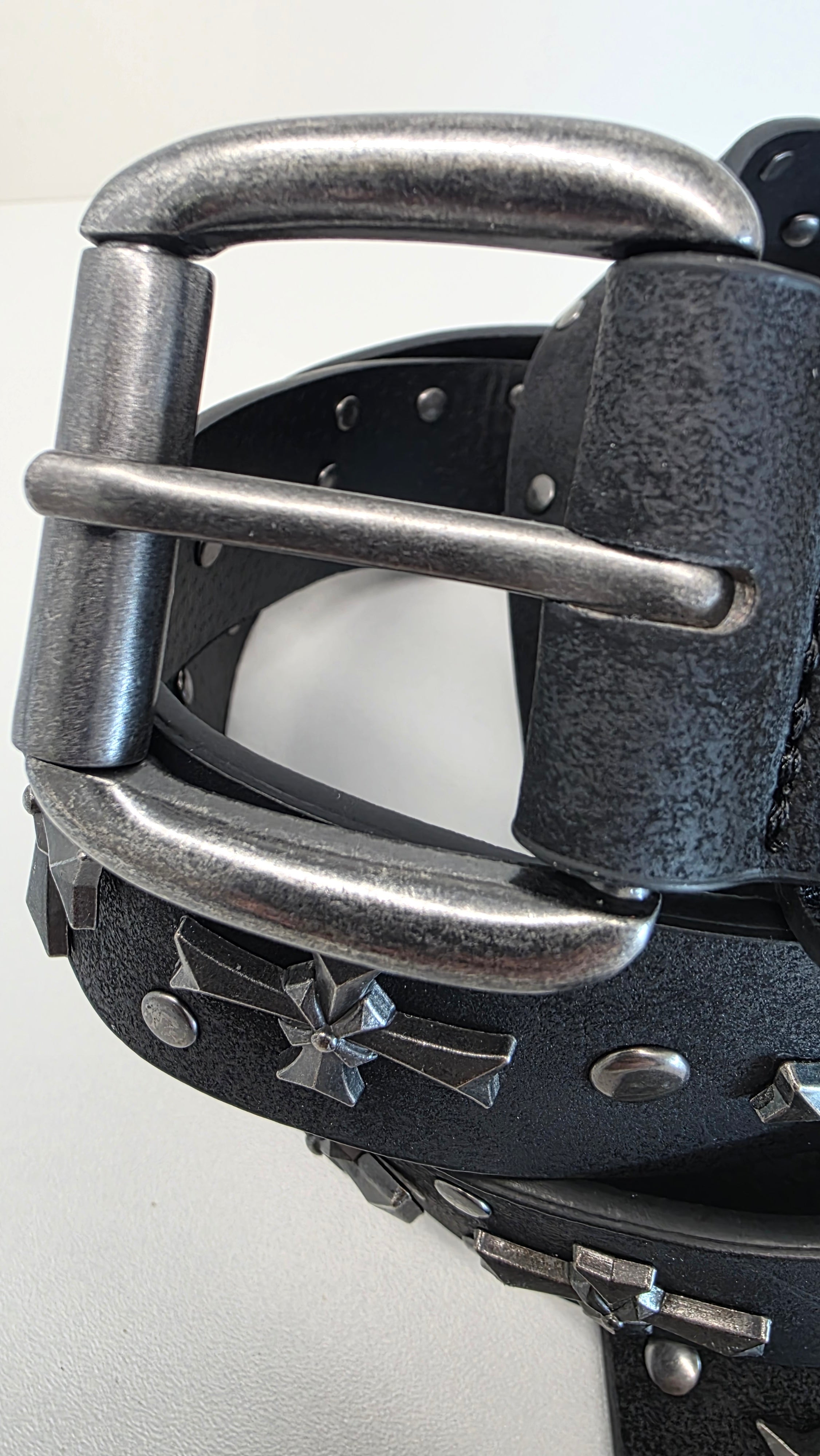Ceinture noire robuste et épaisse, croix et clous rivetés