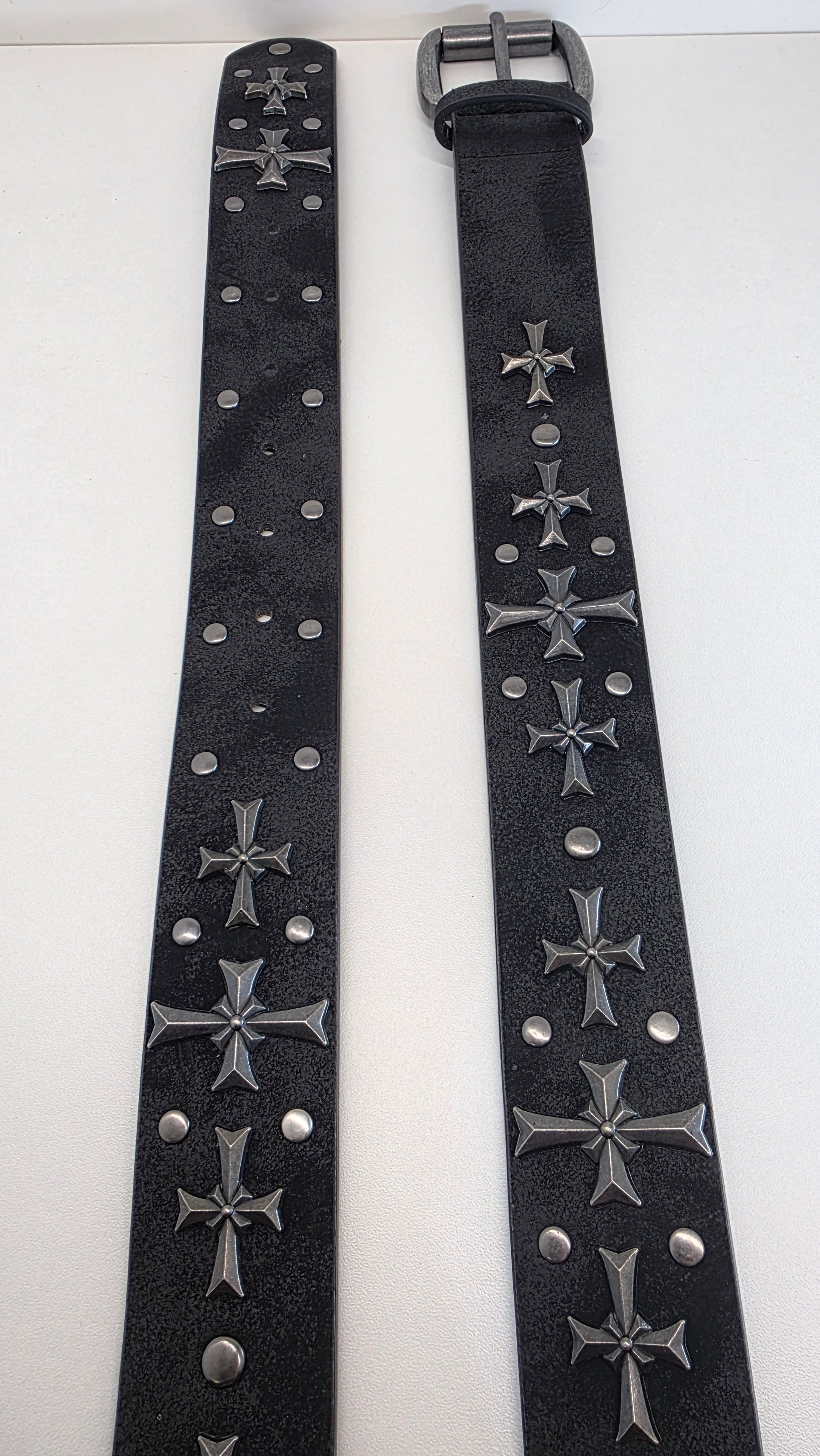 Ceinture noire robuste et épaisse, croix et clous rivetés