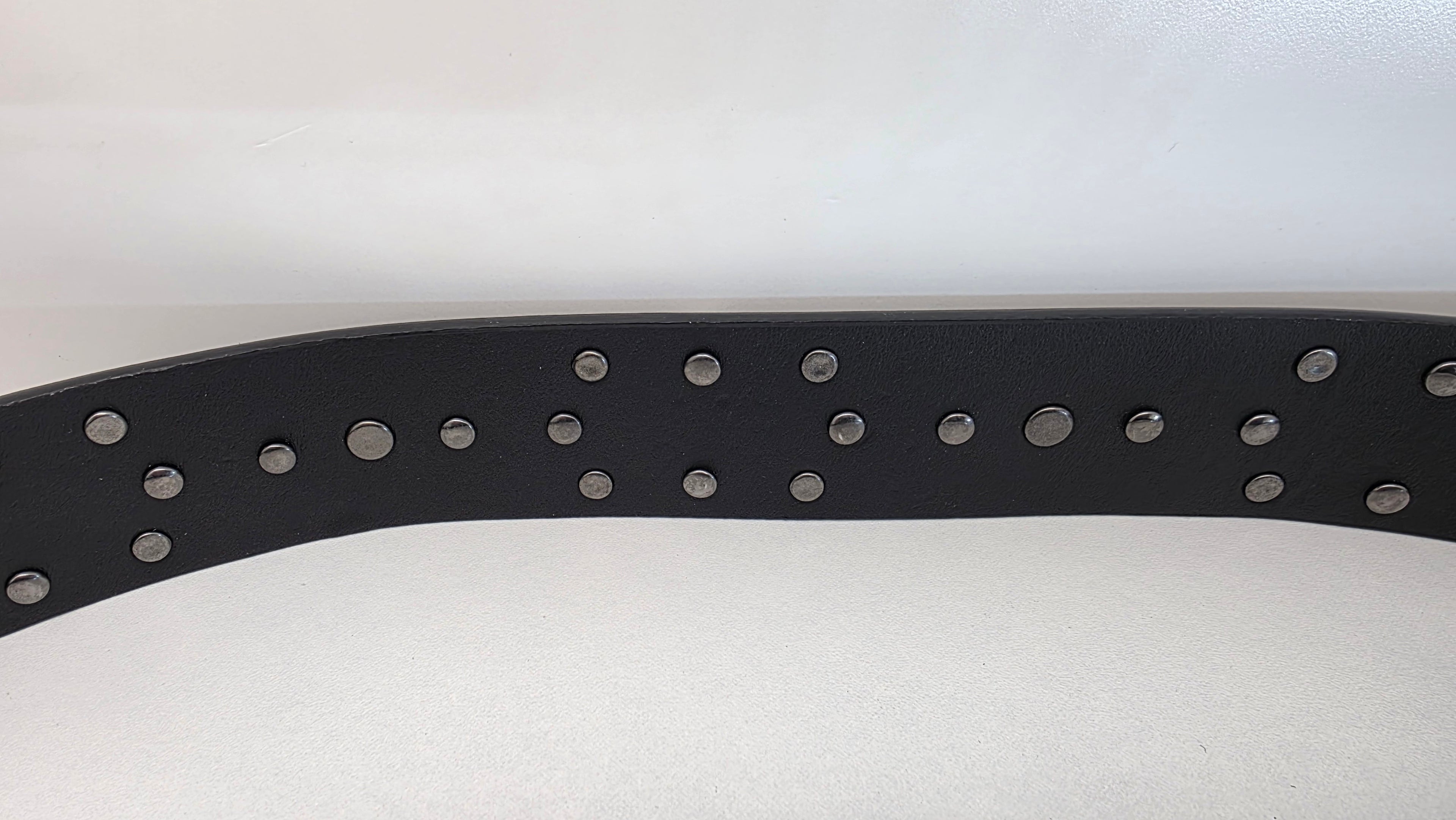 Ceinture noire robuste et épaisse, croix et clous rivetés