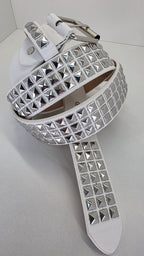Ceinture blanche robuste et épaisse, clous pyramidaux + 21 au bout