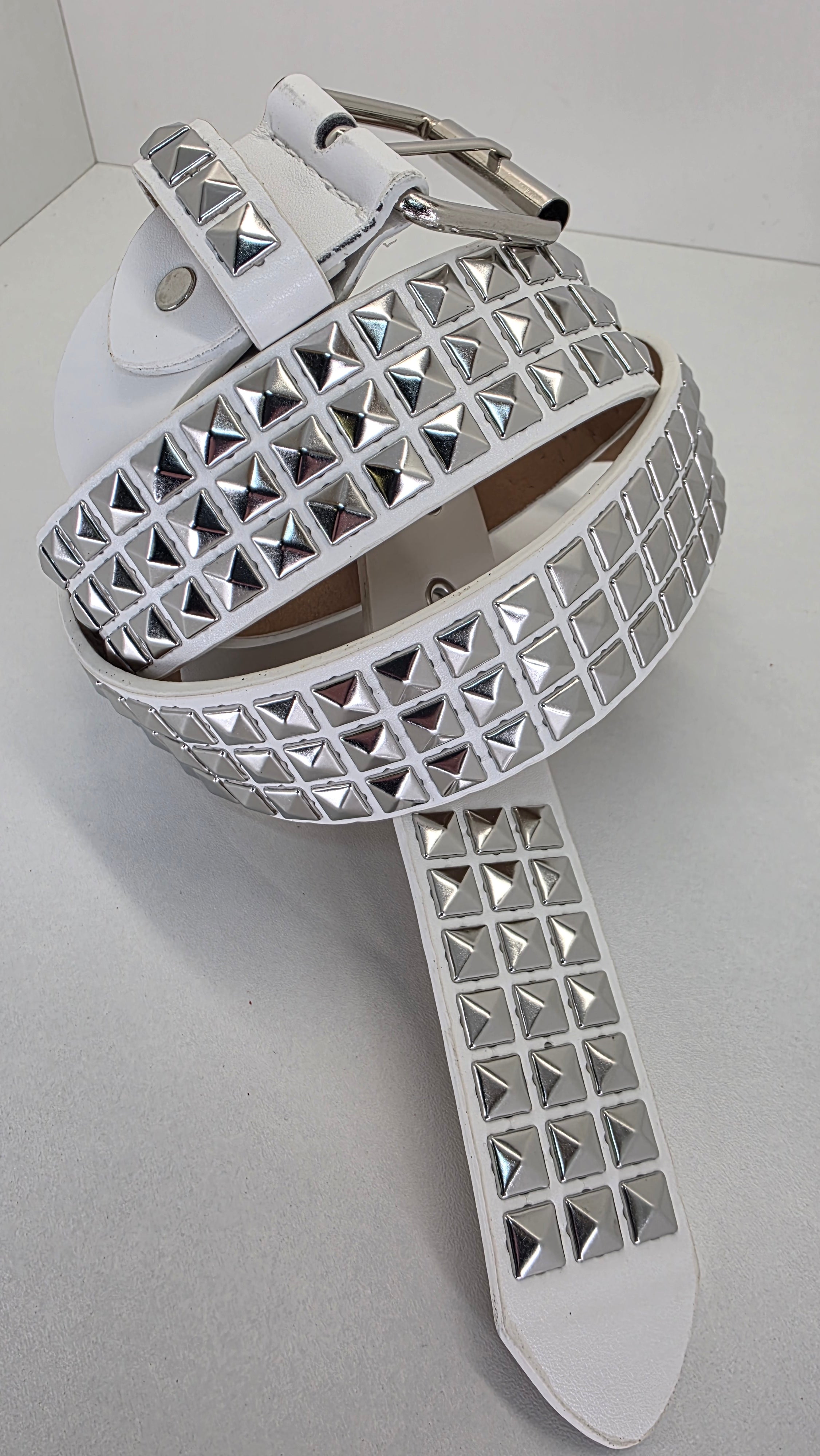 Ceinture blanche robuste et épaisse, clous pyramidaux + 21 au bout