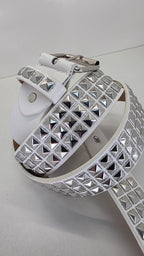 Ceinture blanche robuste et épaisse, clous pyramidaux + 21 au bout