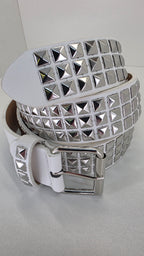 Ceinture blanche robuste et épaisse, clous pyramidaux + 21 au bout