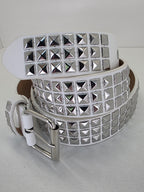 Ceinture blanche robuste et épaisse, clous pyramidaux + 21 au bout