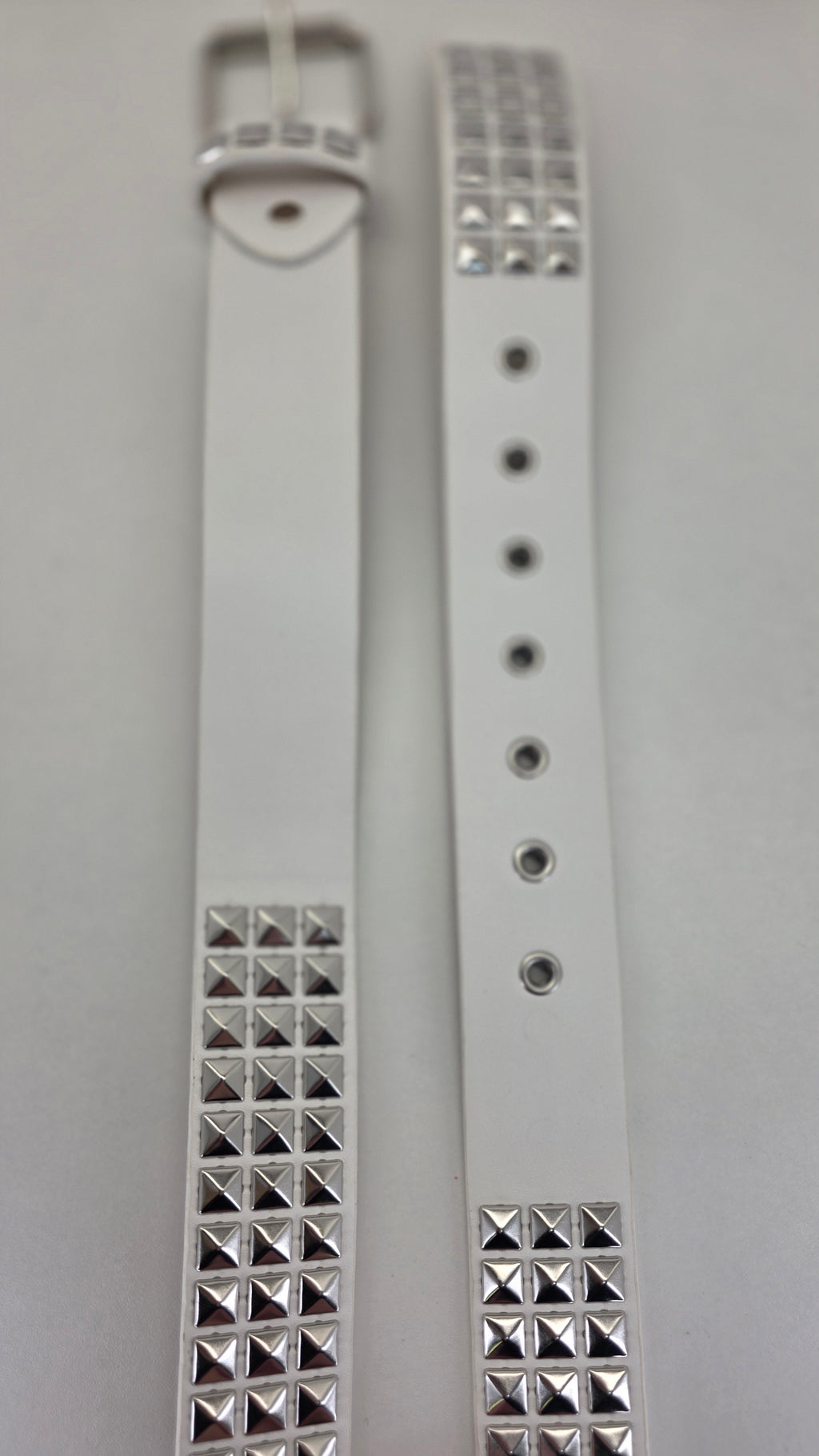 Ceinture blanche robuste et épaisse, clous pyramidaux + 21 au bout