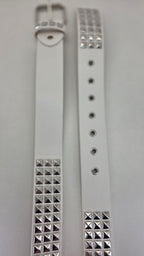 Ceinture blanche robuste et épaisse, clous pyramidaux + 21 au bout