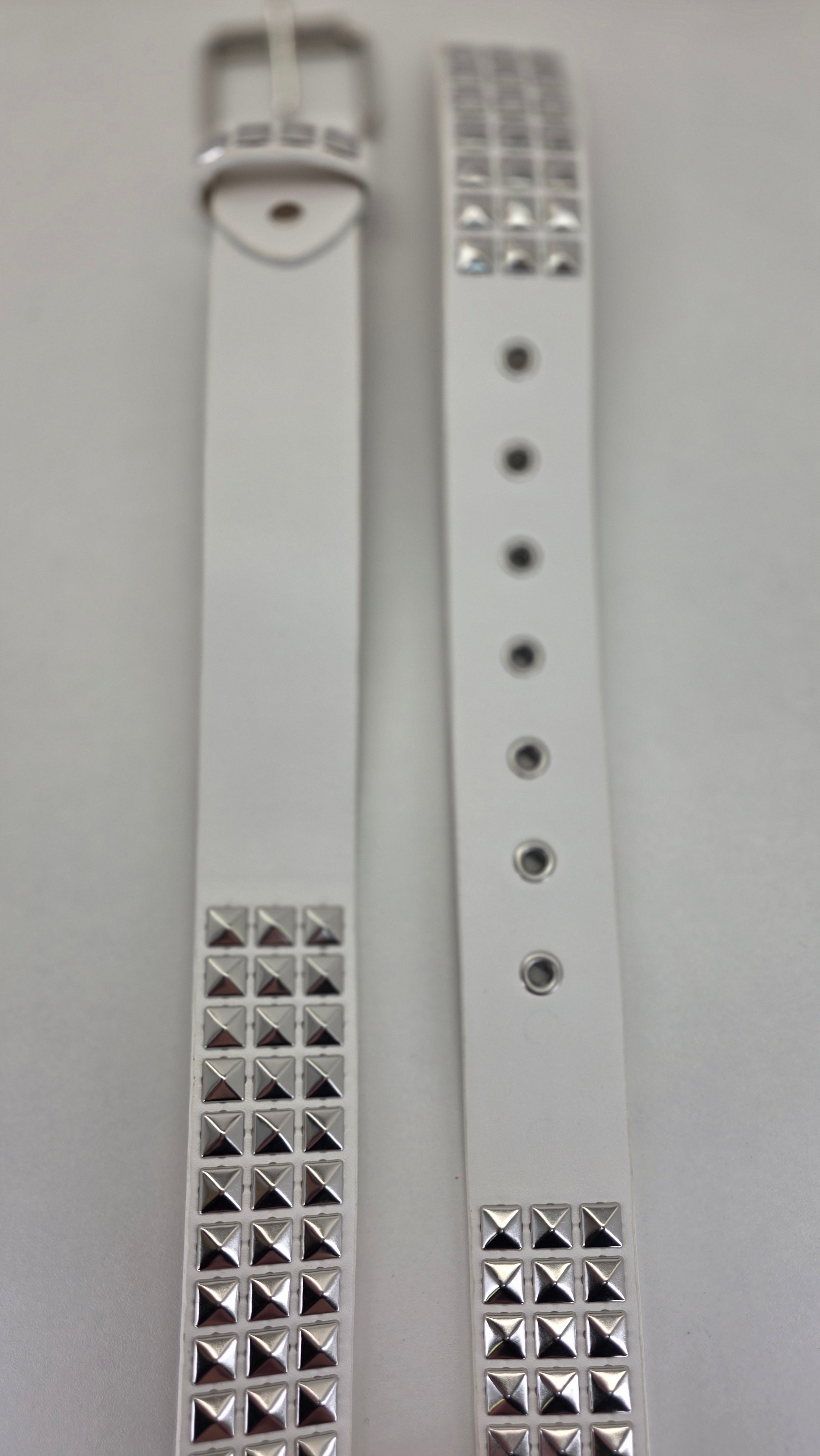 Ceinture blanche robuste et épaisse, clous pyramidaux + 21 au bout