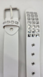 Ceinture blanche robuste et épaisse, clous pyramidaux + 21 au bout