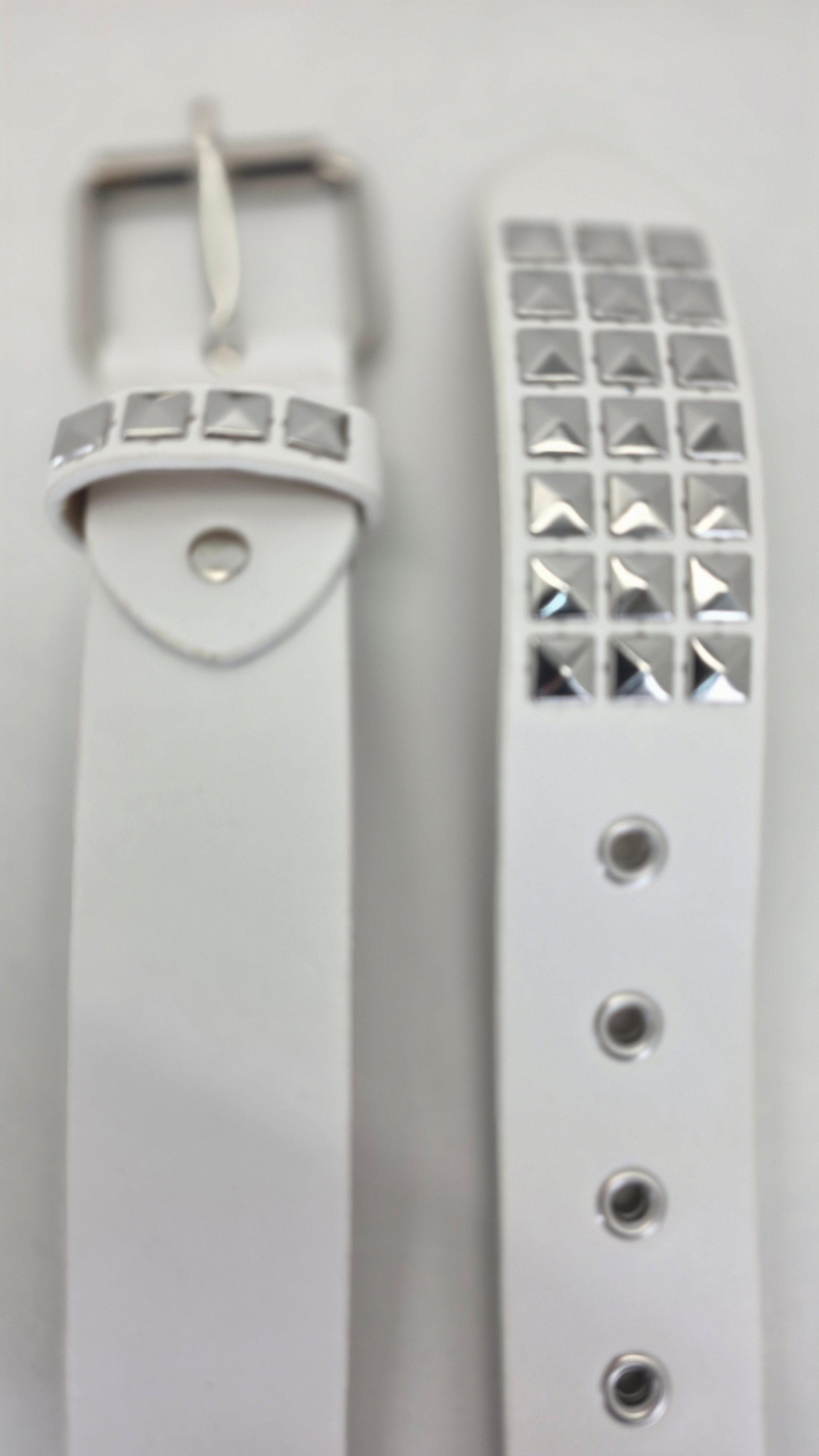 Ceinture blanche robuste et épaisse, clous pyramidaux + 21 au bout