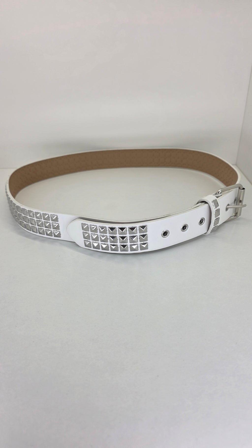 Ceinture blanche robuste et épaisse, clous pyramidaux + 21 au bout