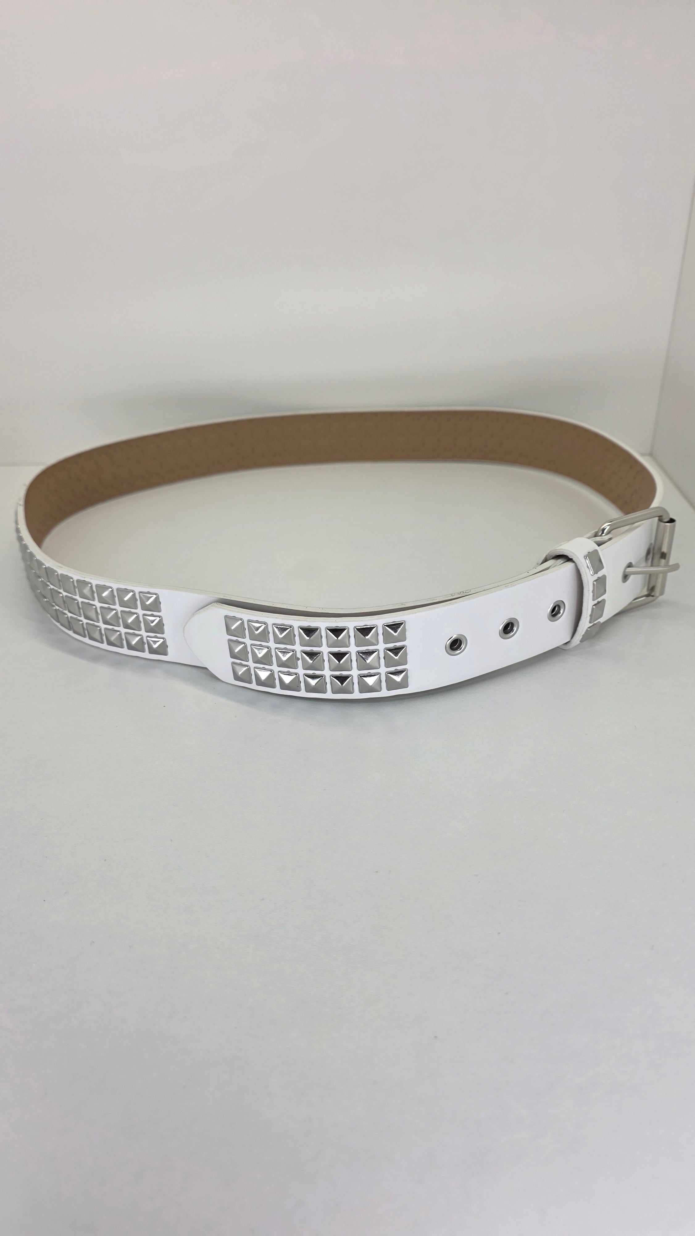 Ceinture blanche robuste et épaisse, clous pyramidaux + 21 au bout