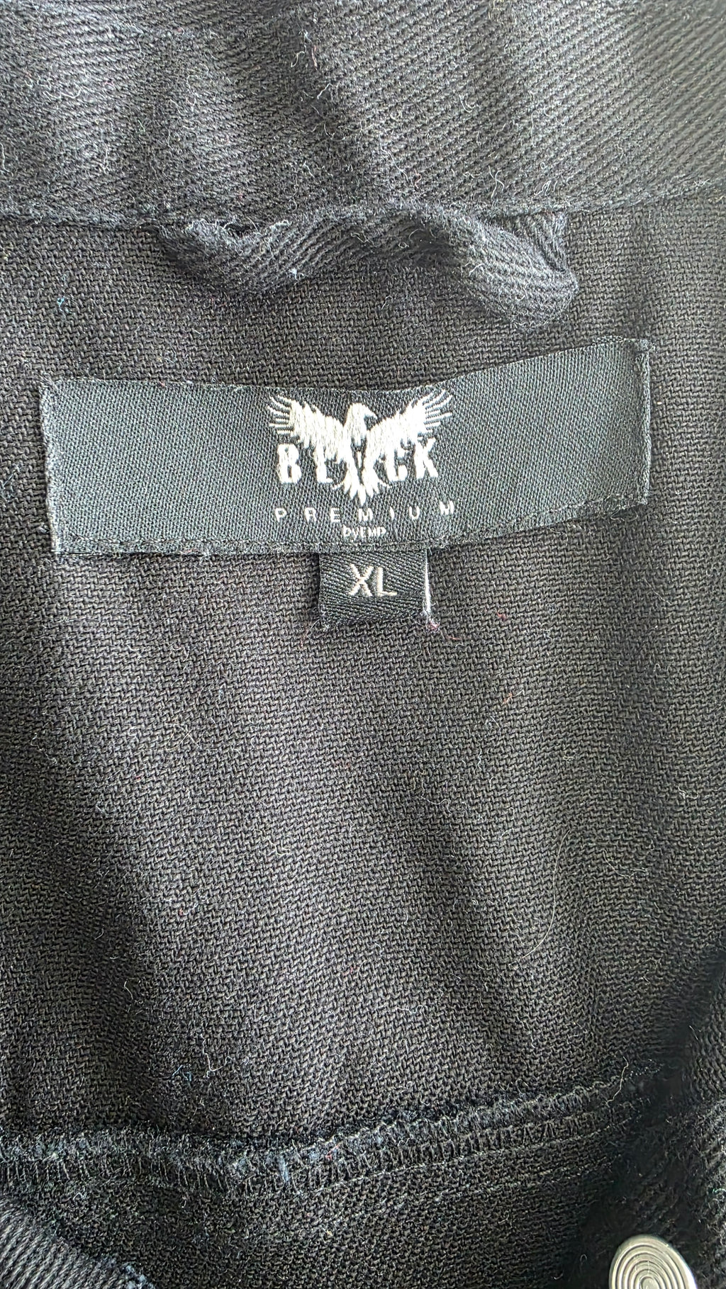 Schwarze Jacke mit Aufnähern – Größen S bis 3XL