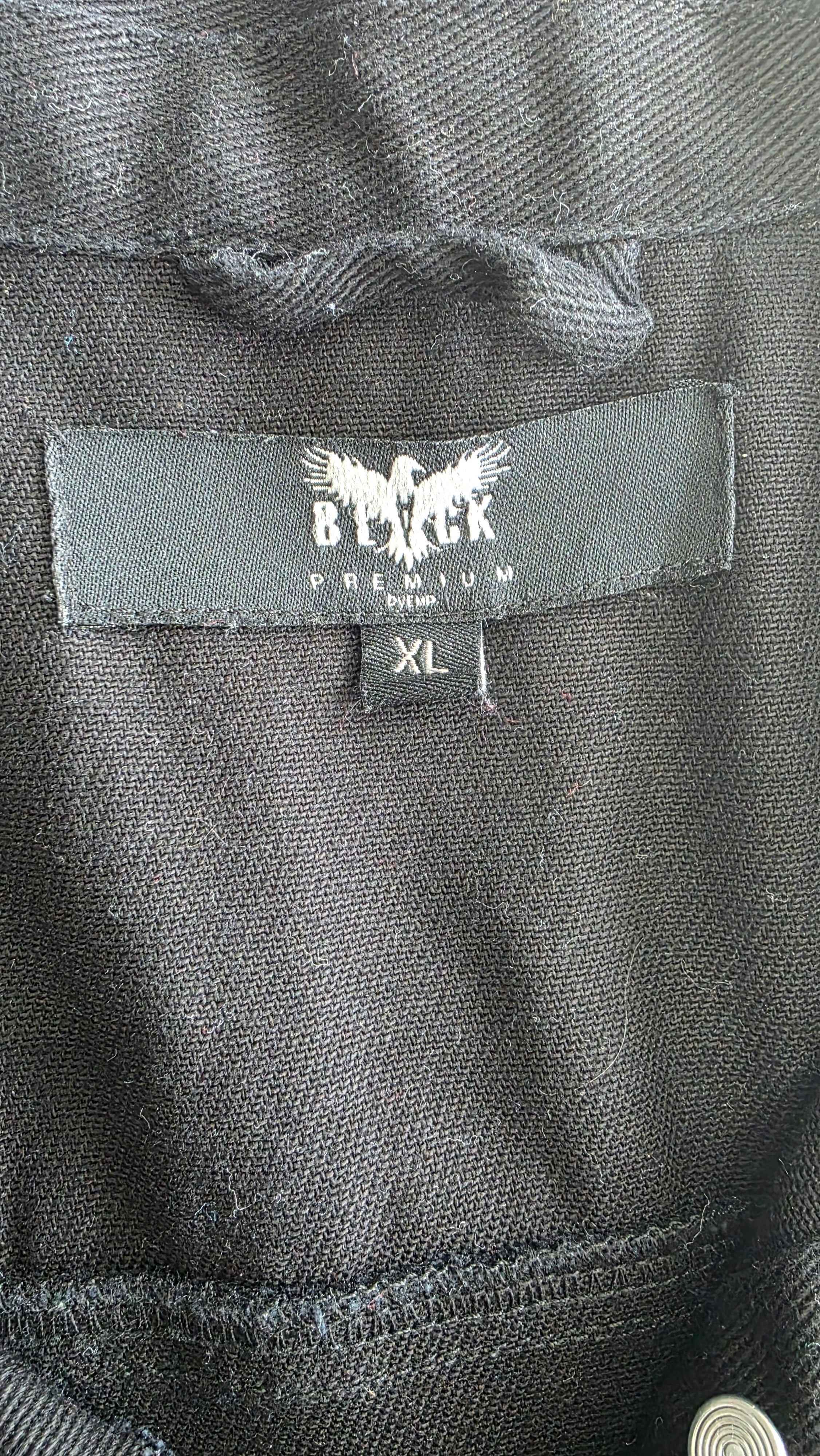 Schwarze Jacke mit Aufnähern – Größen S bis 3XL