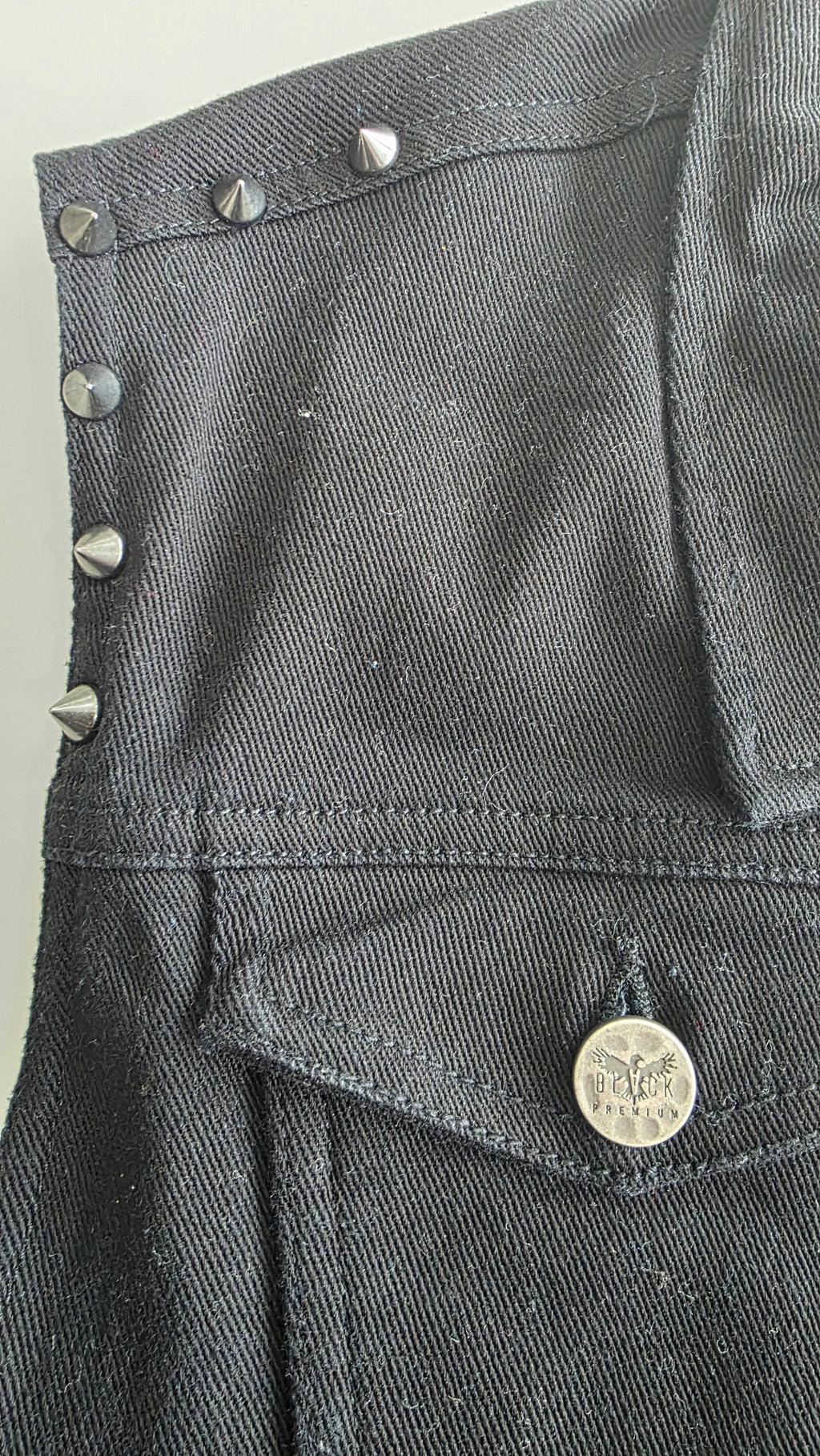 Schwarze Jacke mit Aufnähern – Größen S bis 3XL