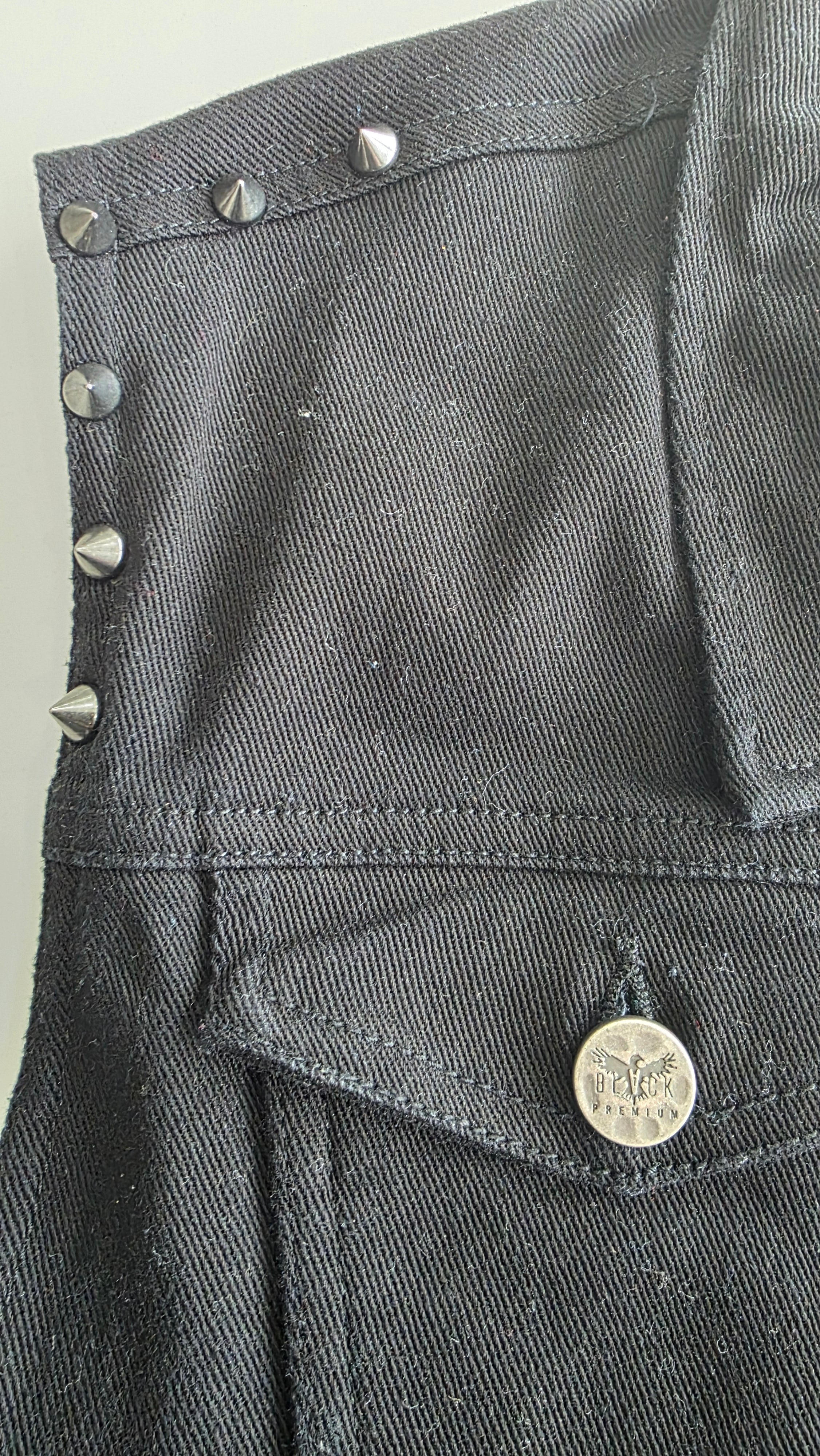 Schwarze Jacke mit Aufnähern – Größen S bis 3XL