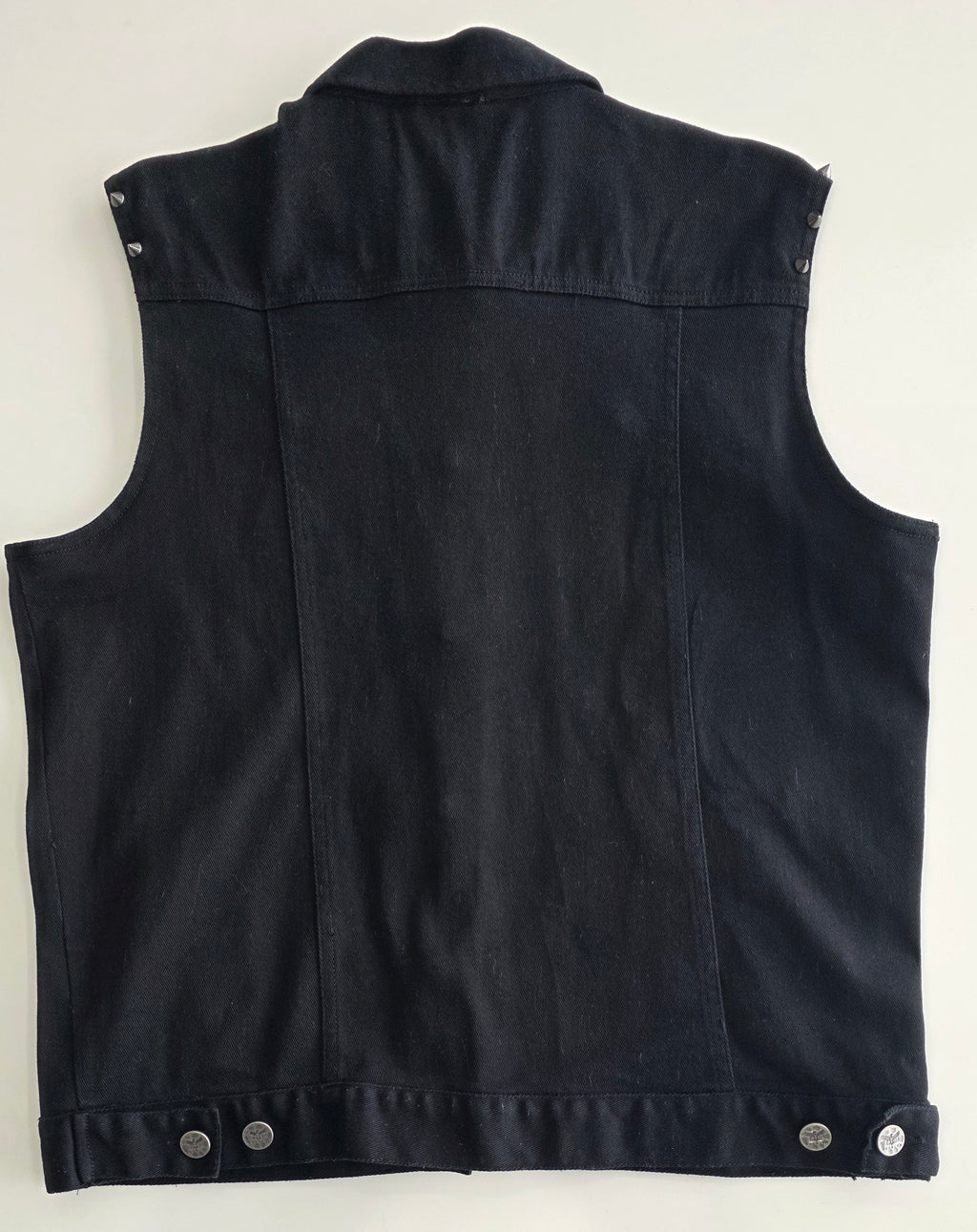Schwarze Jacke mit Aufnähern – Größen S bis 3XL