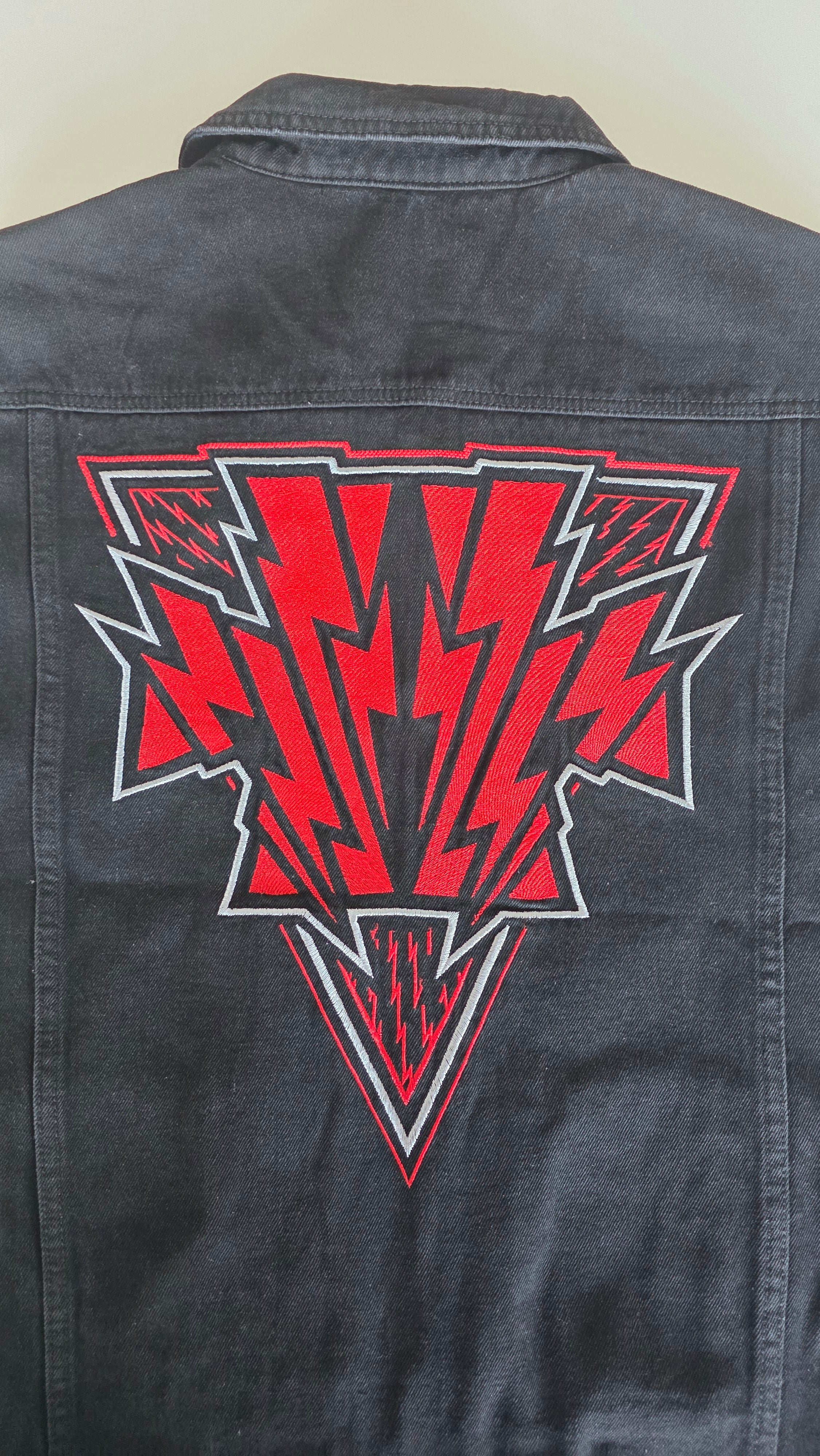 Veste à patchs customisée de marque Hellfest 2024 - tailles S à 2XL