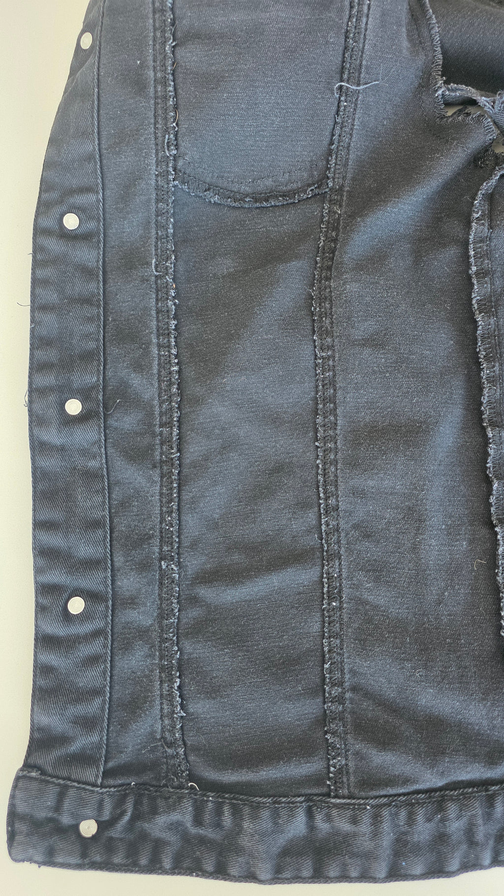 Schwarze Jacke mit Aufnähern – Größen S bis 3XL