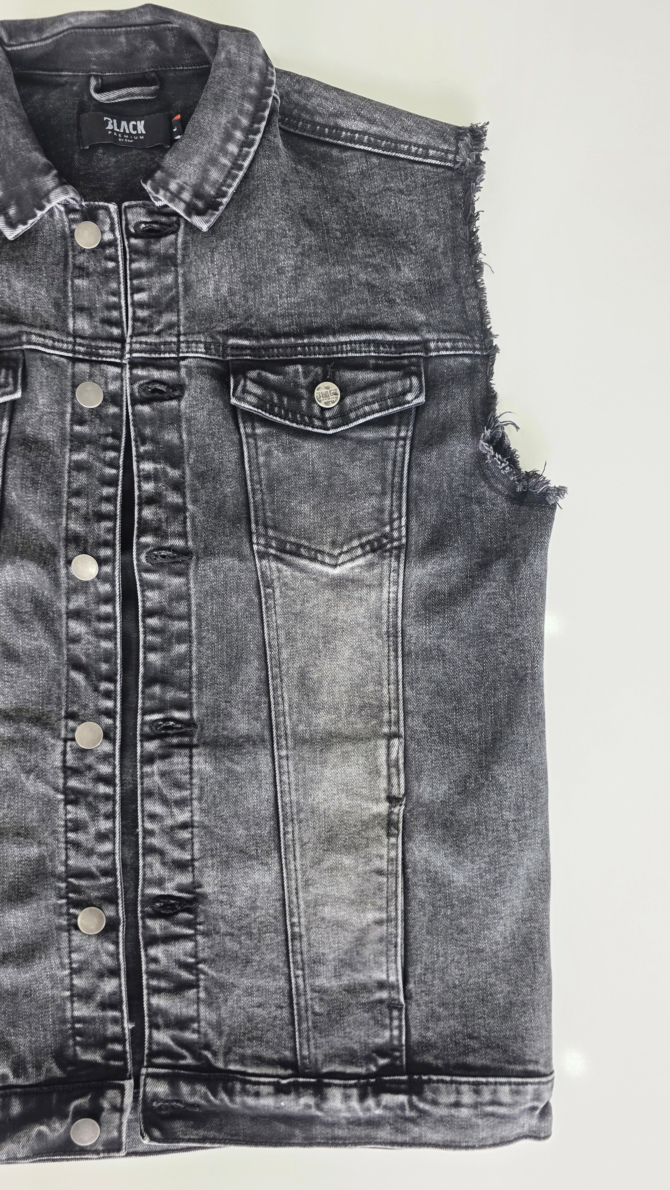 Schwarze Jacke mit Aufnähern – Größen S bis 3XL