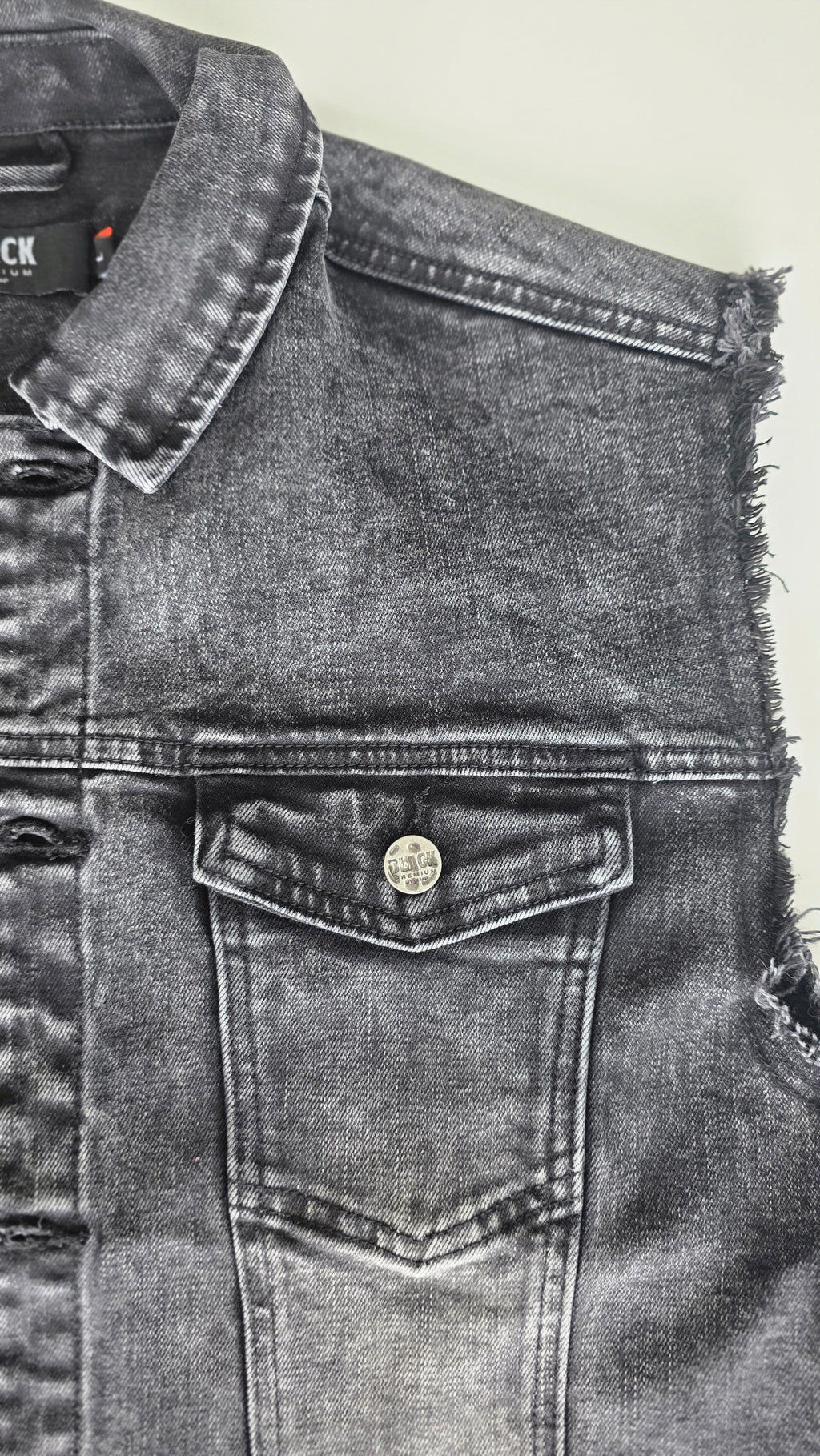 Schwarze Jacke mit Aufnähern – Größen S bis 3XL