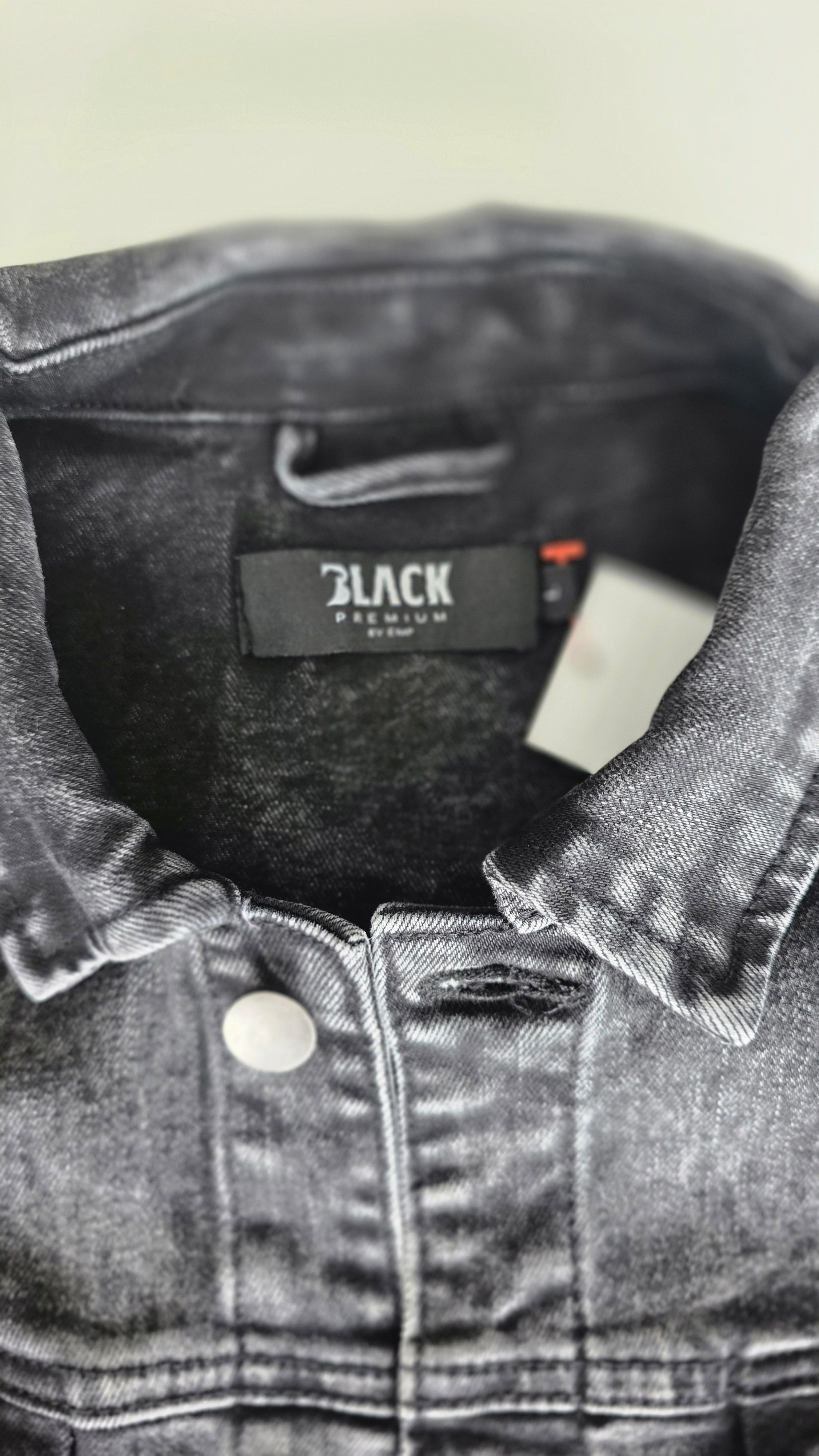 Schwarze Jacke mit Aufnähern – Größen S bis 3XL