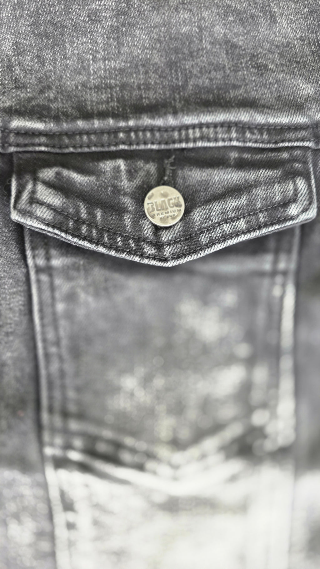 Schwarze Jacke mit Aufnähern – Größen S bis 3XL