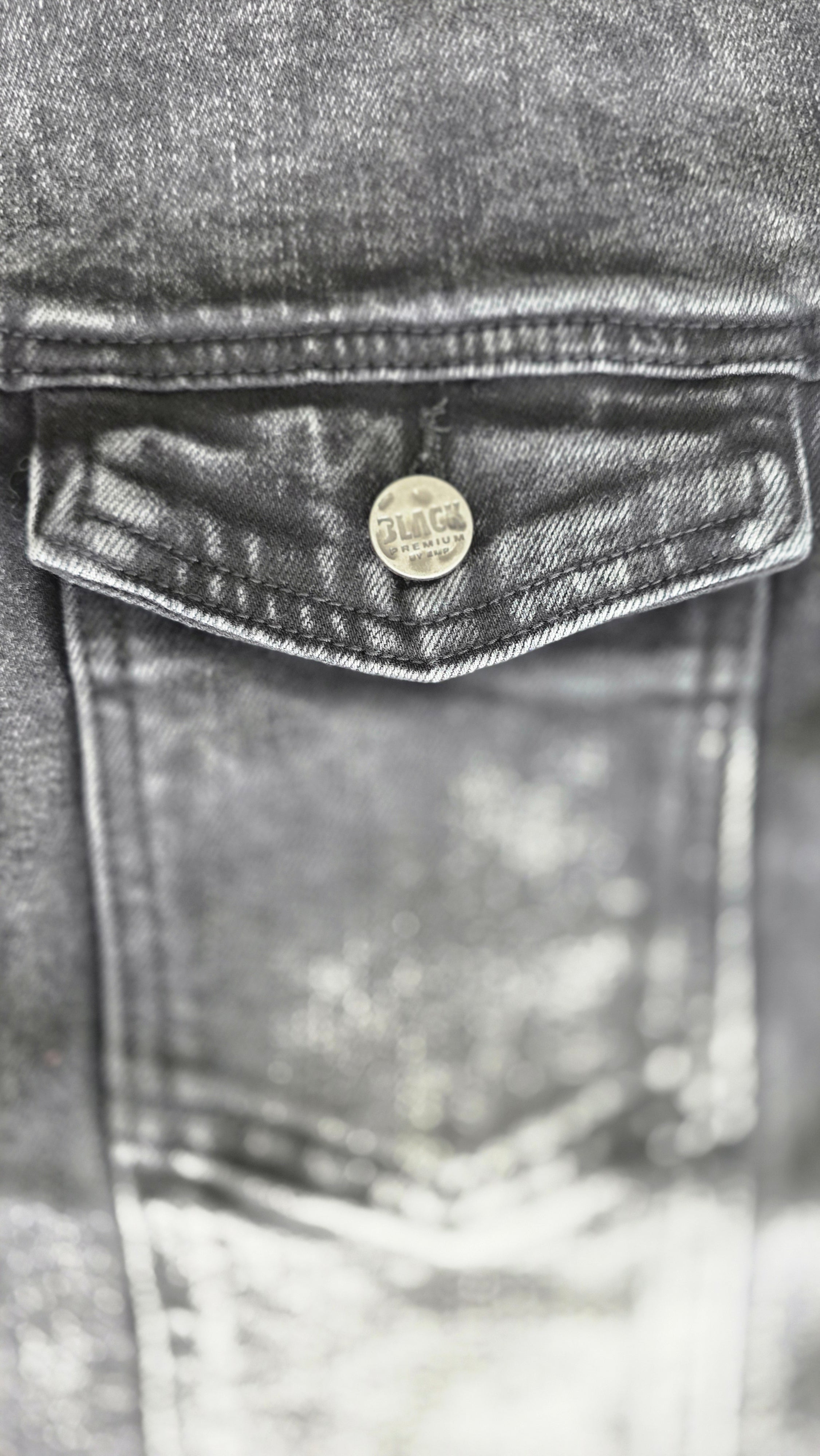 Schwarze Jacke mit Aufnähern – Größen S bis 3XL