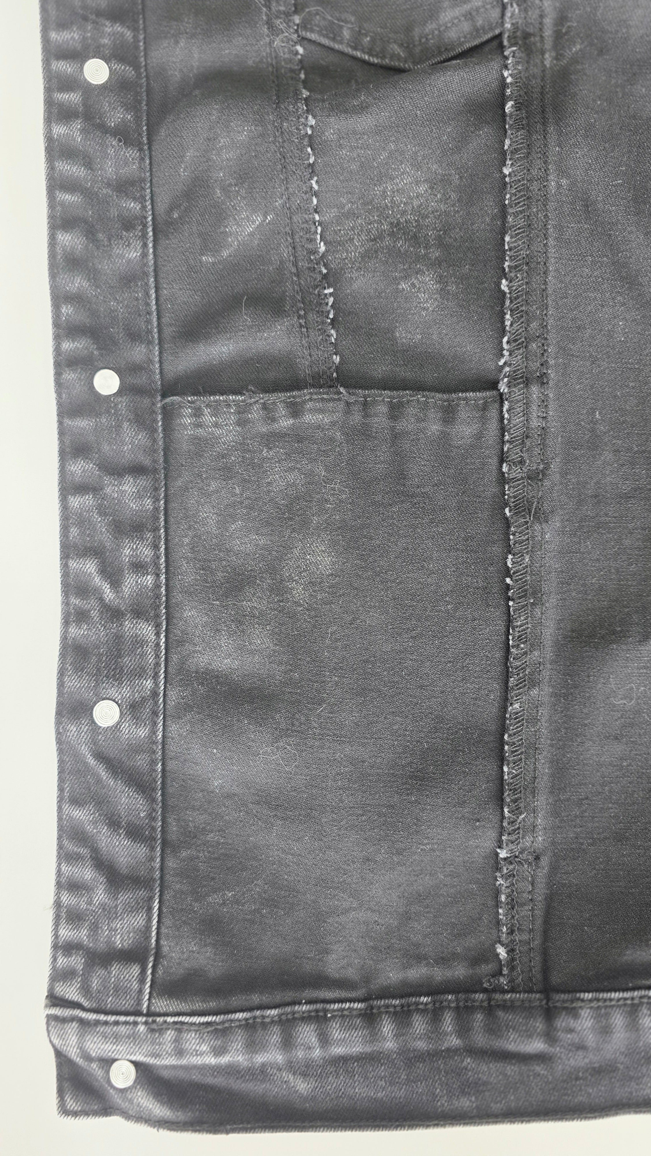 Schwarze Jacke mit Aufnähern – Größen S bis 3XL