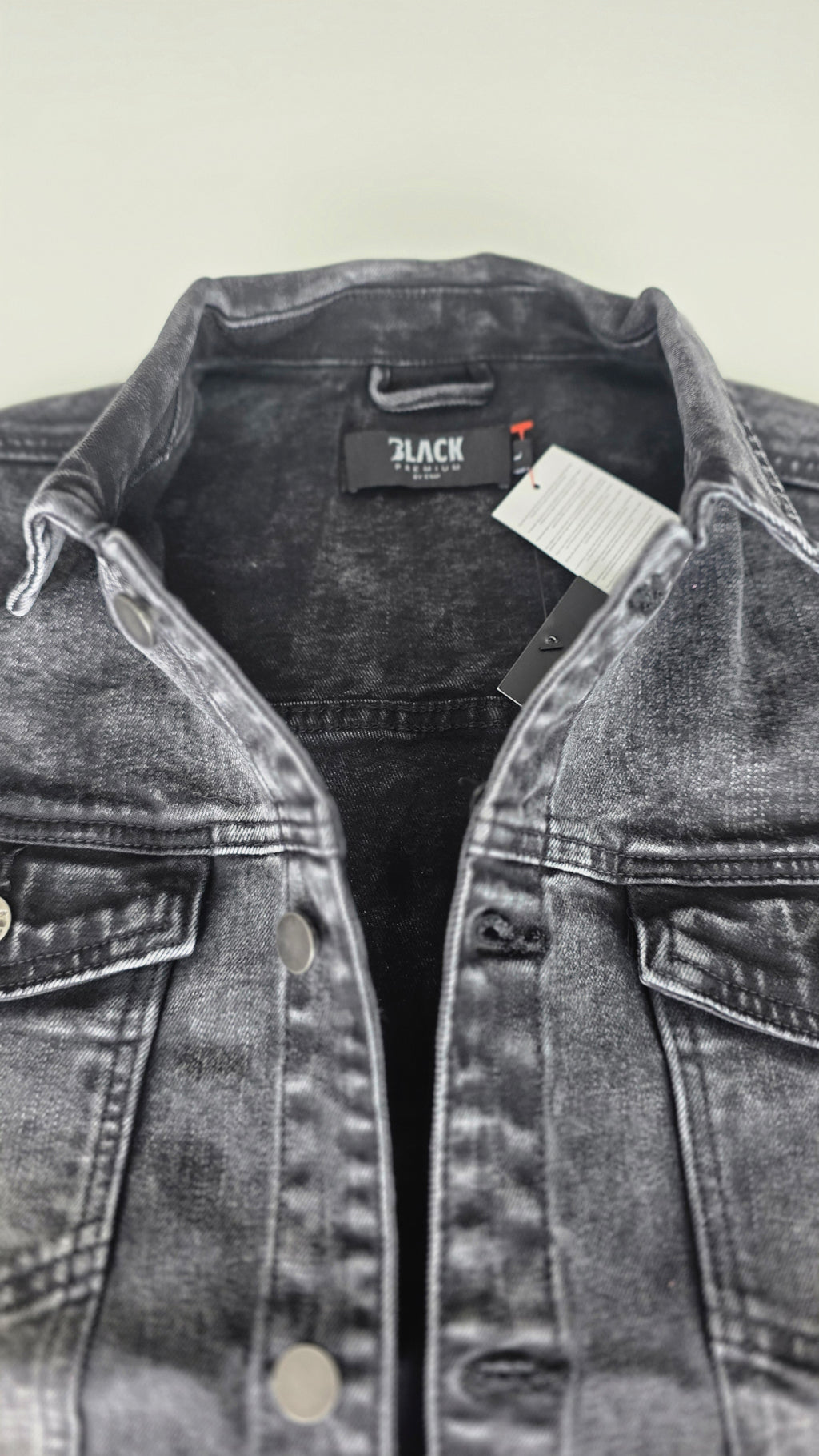 Schwarze Jacke mit Aufnähern – Größen S bis 3XL