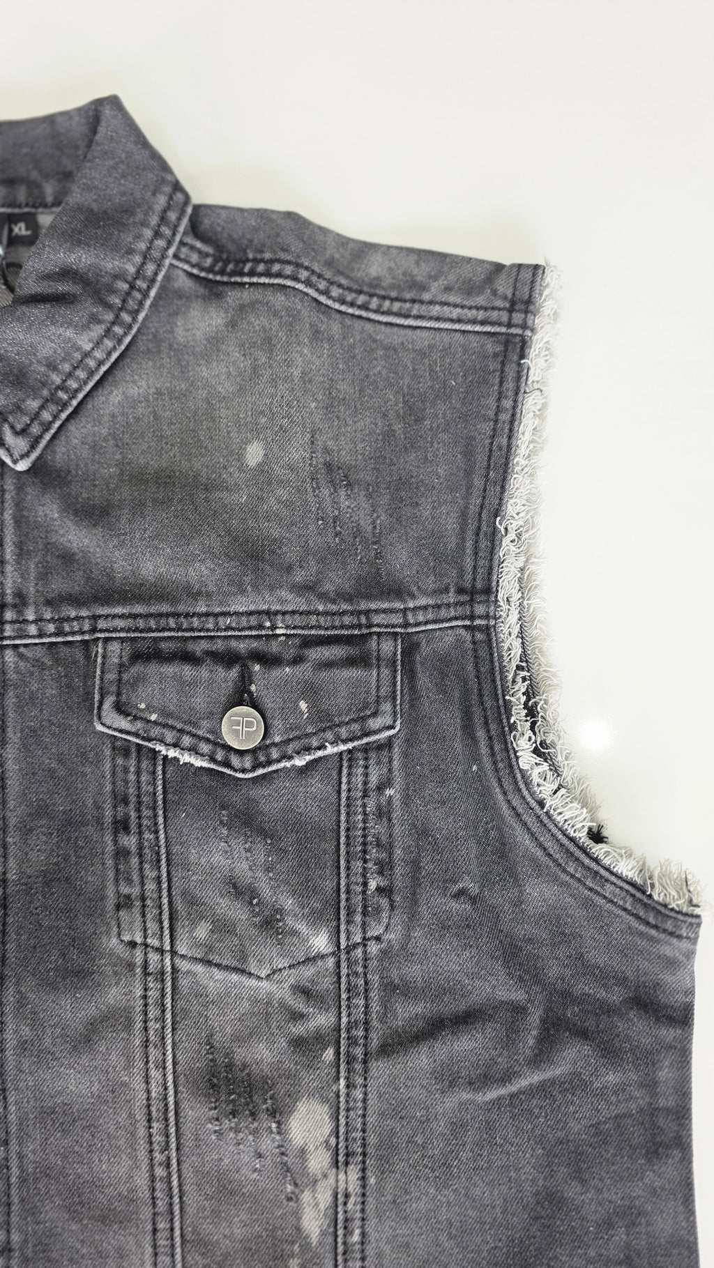 Veste à patchs grise "destroyed" (mais neuve !) de marque Forplay - tailles S à 2XL