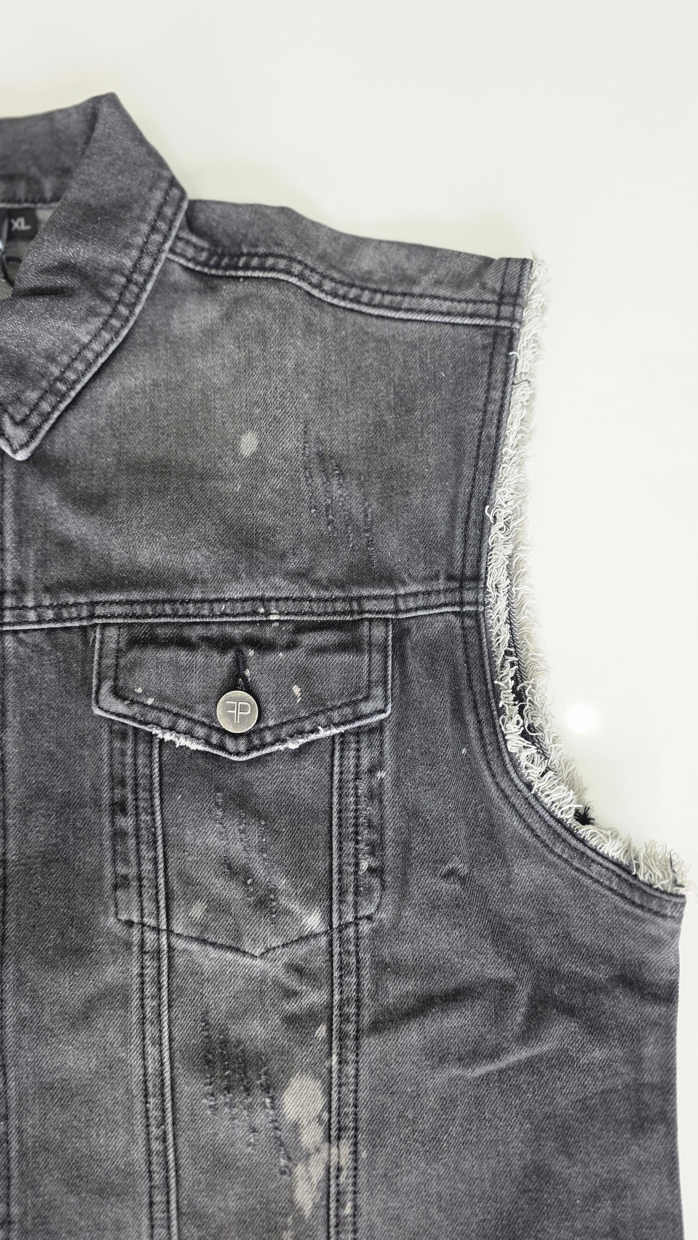 Veste à patchs grise "destroyed" (mais neuve !) de marque Forplay - tailles S à 2XL