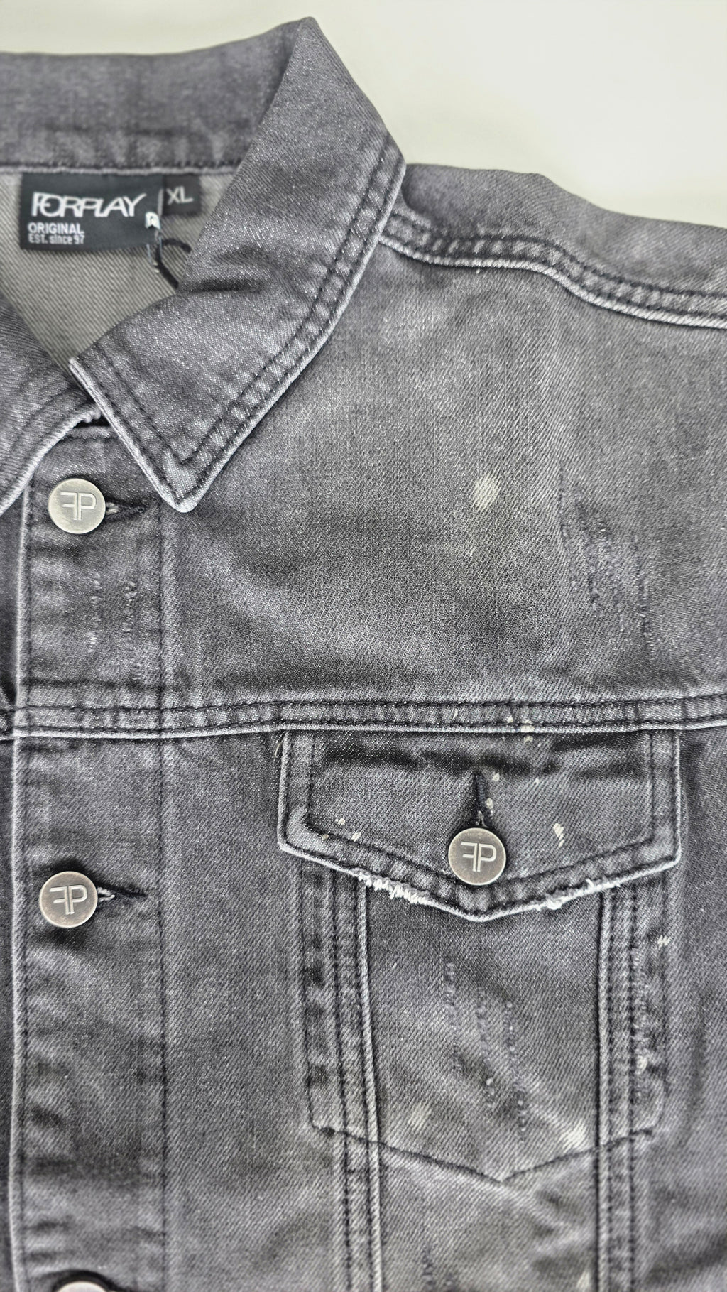 Veste à patchs grise "destroyed" (mais neuve !) de marque Forplay - tailles S à 2XL