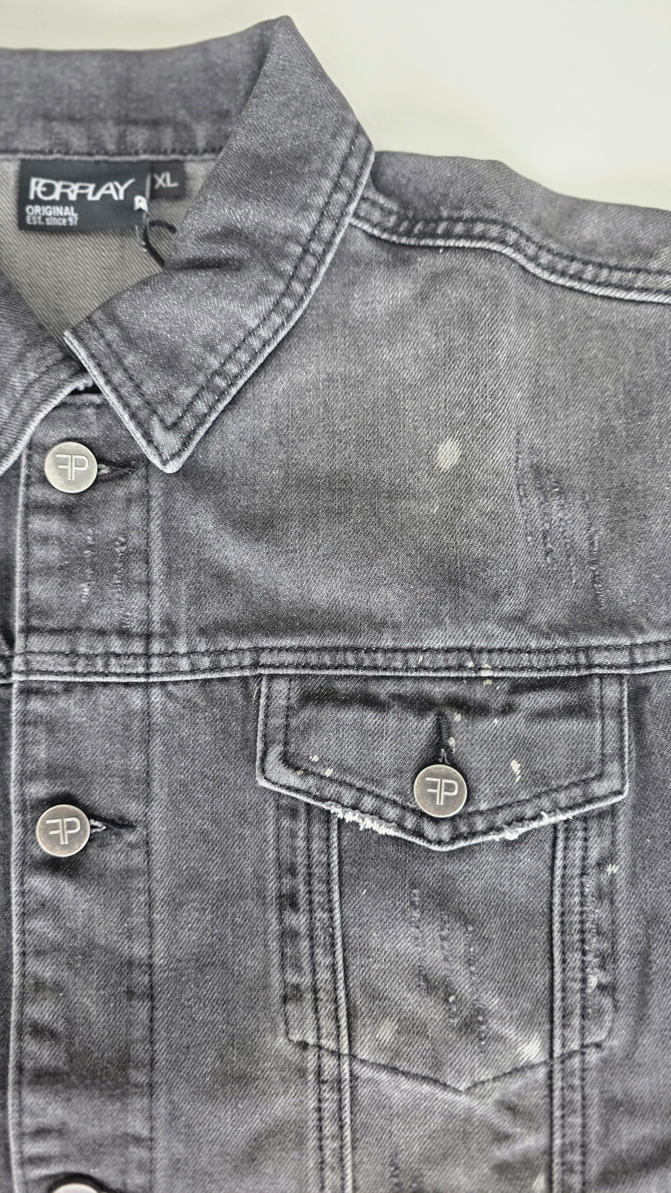 Veste à patchs grise "destroyed" (mais neuve !) de marque Forplay - tailles S à 2XL