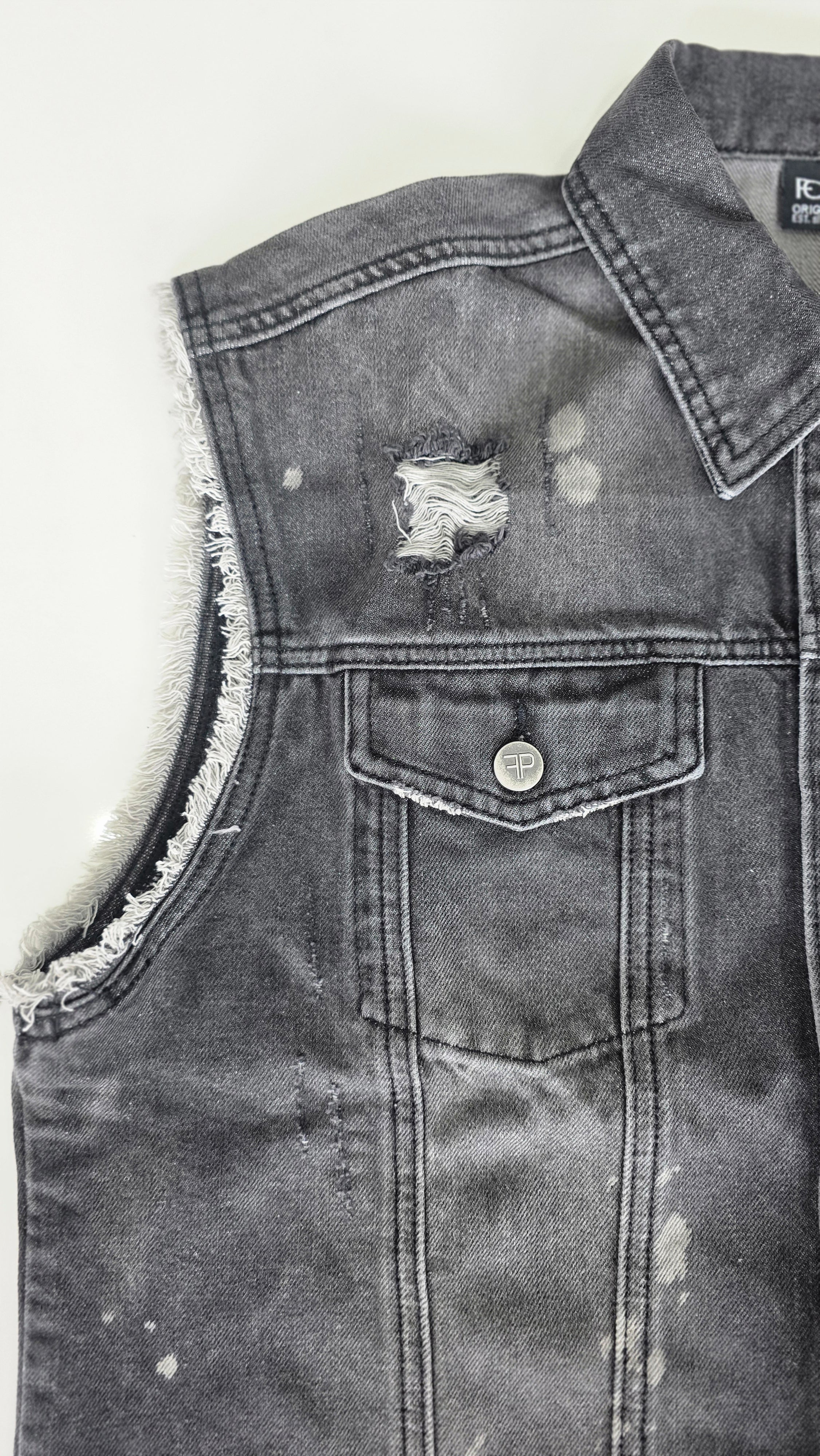 Veste à patchs grise "destroyed" (mais neuve !) de marque Forplay - tailles S à 2XL