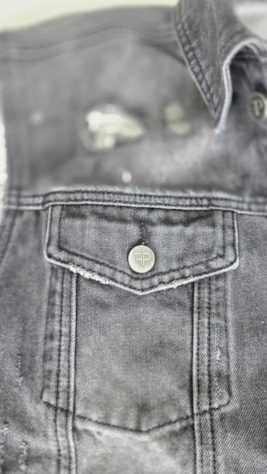 Veste à patchs grise "destroyed" (mais neuve !) de marque Forplay - tailles S à 2XL