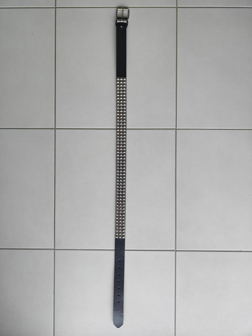Ceinture noire 120 cm robuste et épaisse, clous serrés argentés