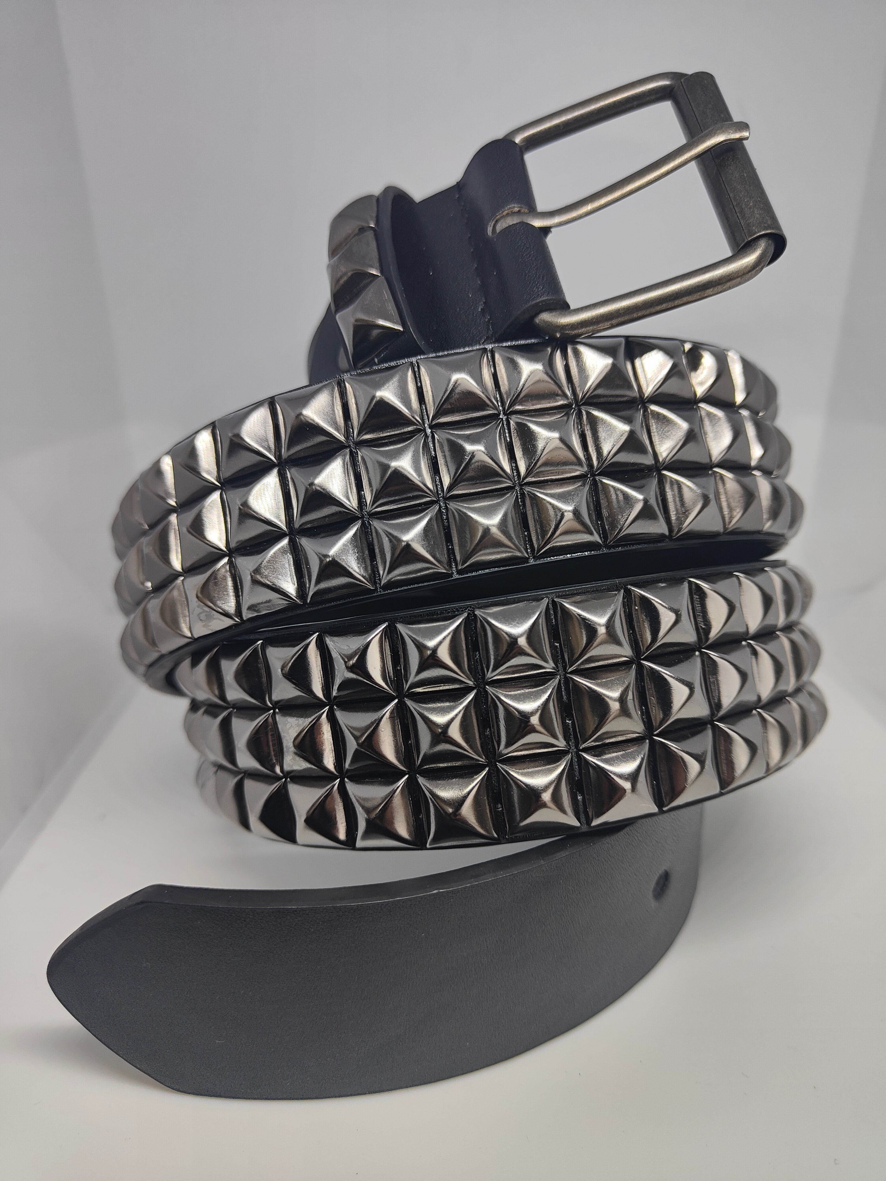 Ceinture noire 120 cm robuste et épaisse, clous serrés gris anthracite brillants et fumés