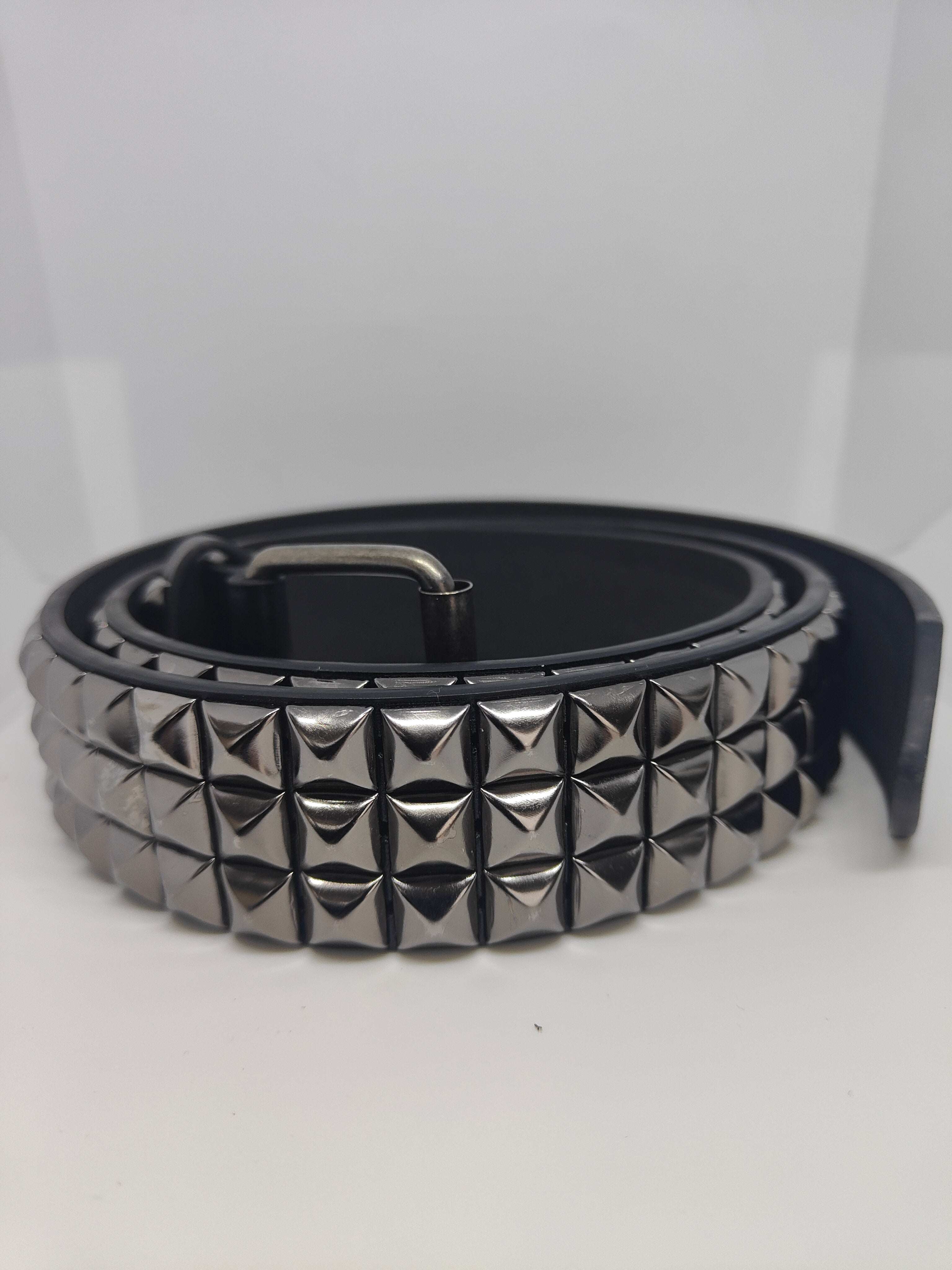 Ceinture noire 120 cm robuste et épaisse, clous serrés gris anthracite brillants et fumés